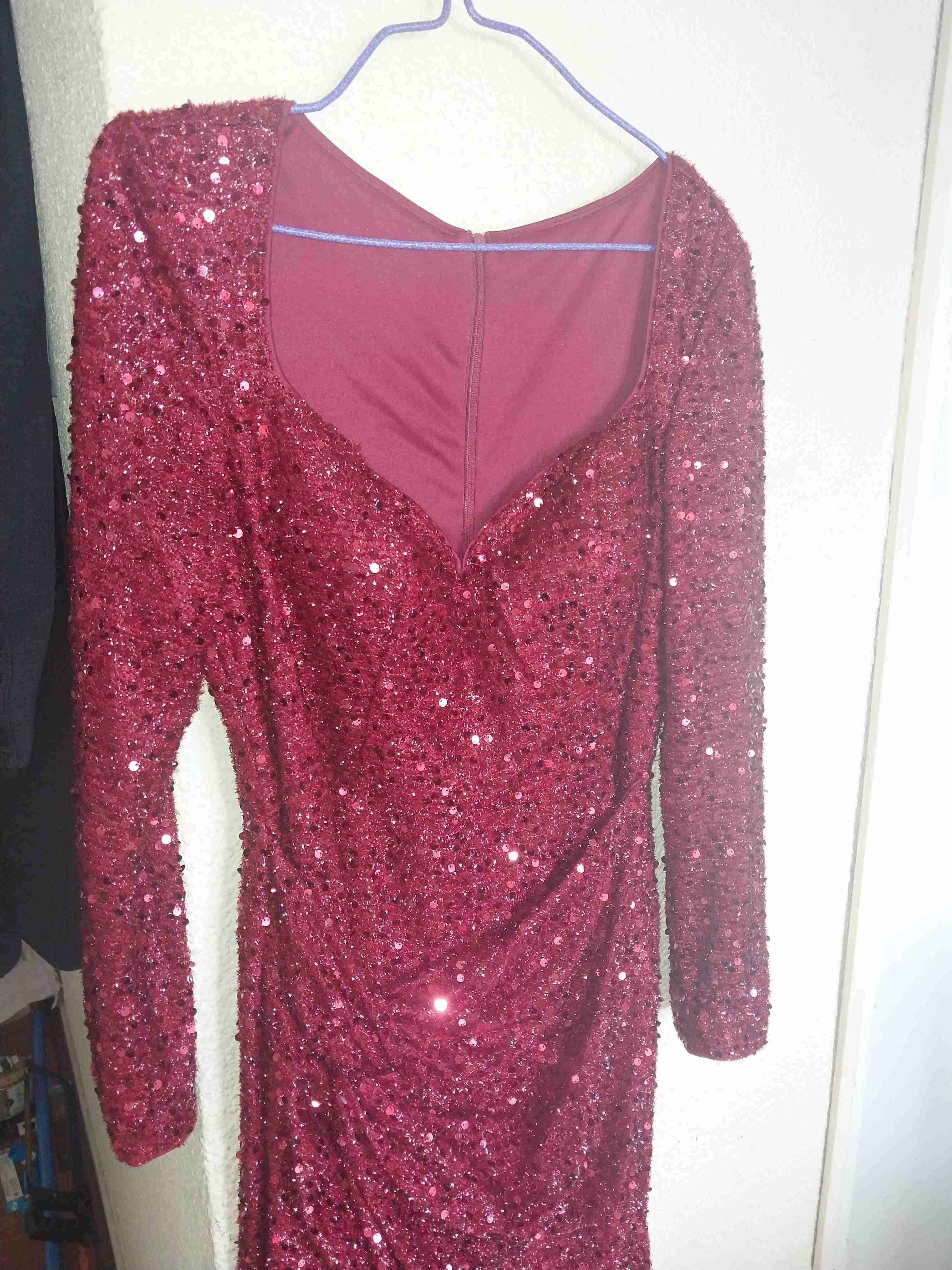 Vestido largo rojo con lentejuelas y vestido verde - miniatura 2