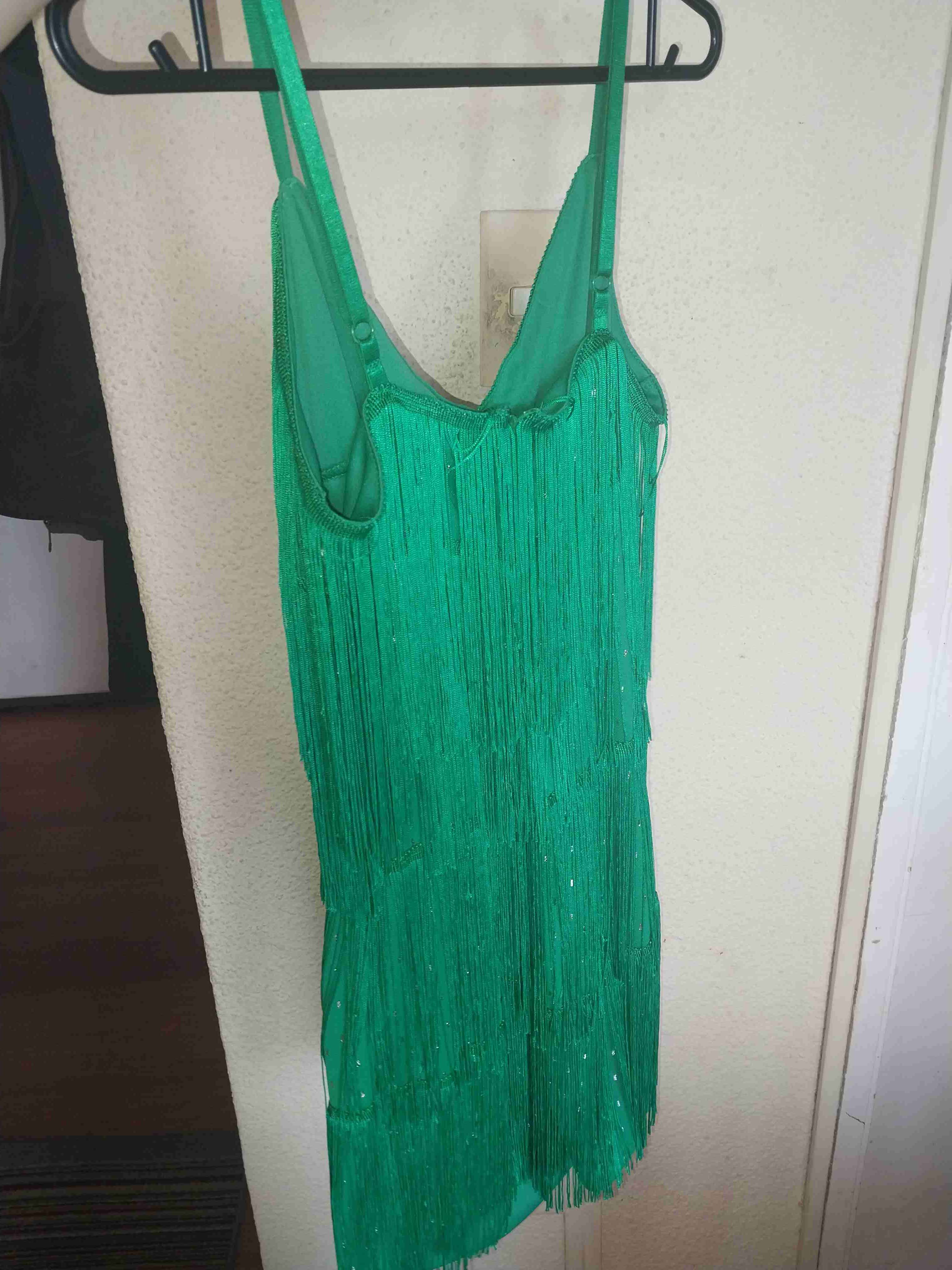 Vestido largo rojo con lentejuelas y vestido verde - miniatura 3