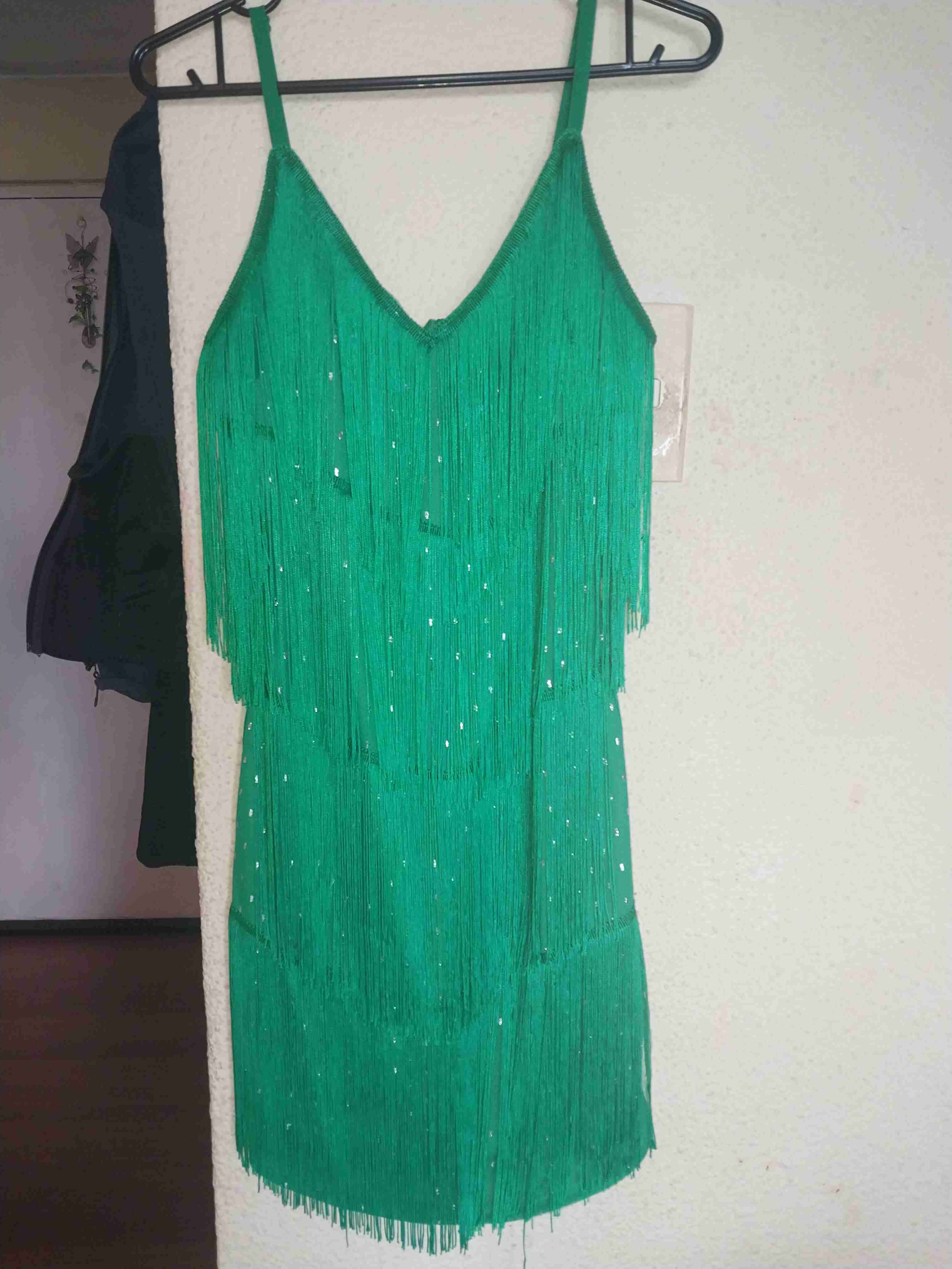 Vestido largo rojo con lentejuelas y vestido verde - miniatura 4