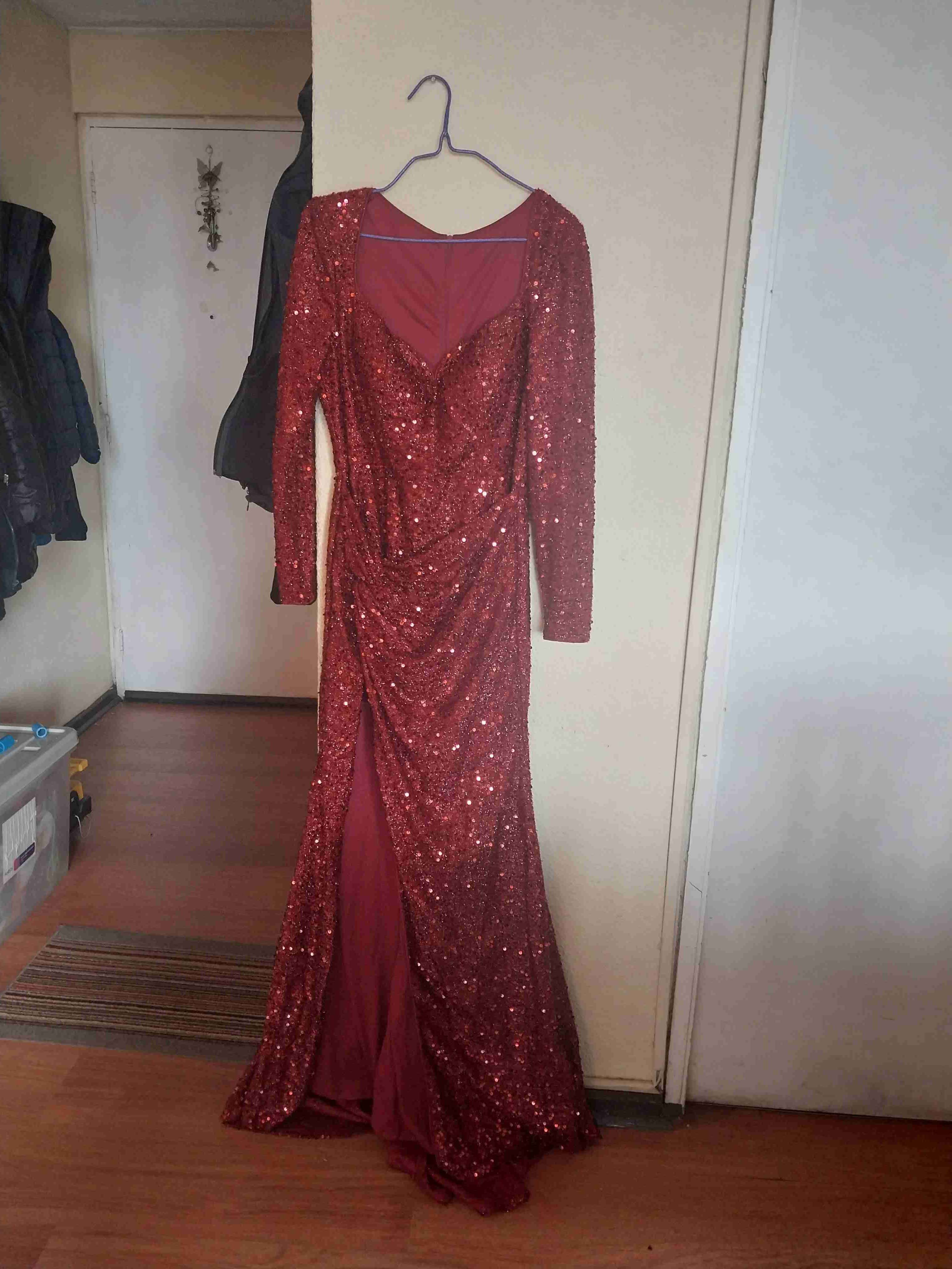 Vestido largo rojo con lentejuelas y vestido verde - miniatura 5