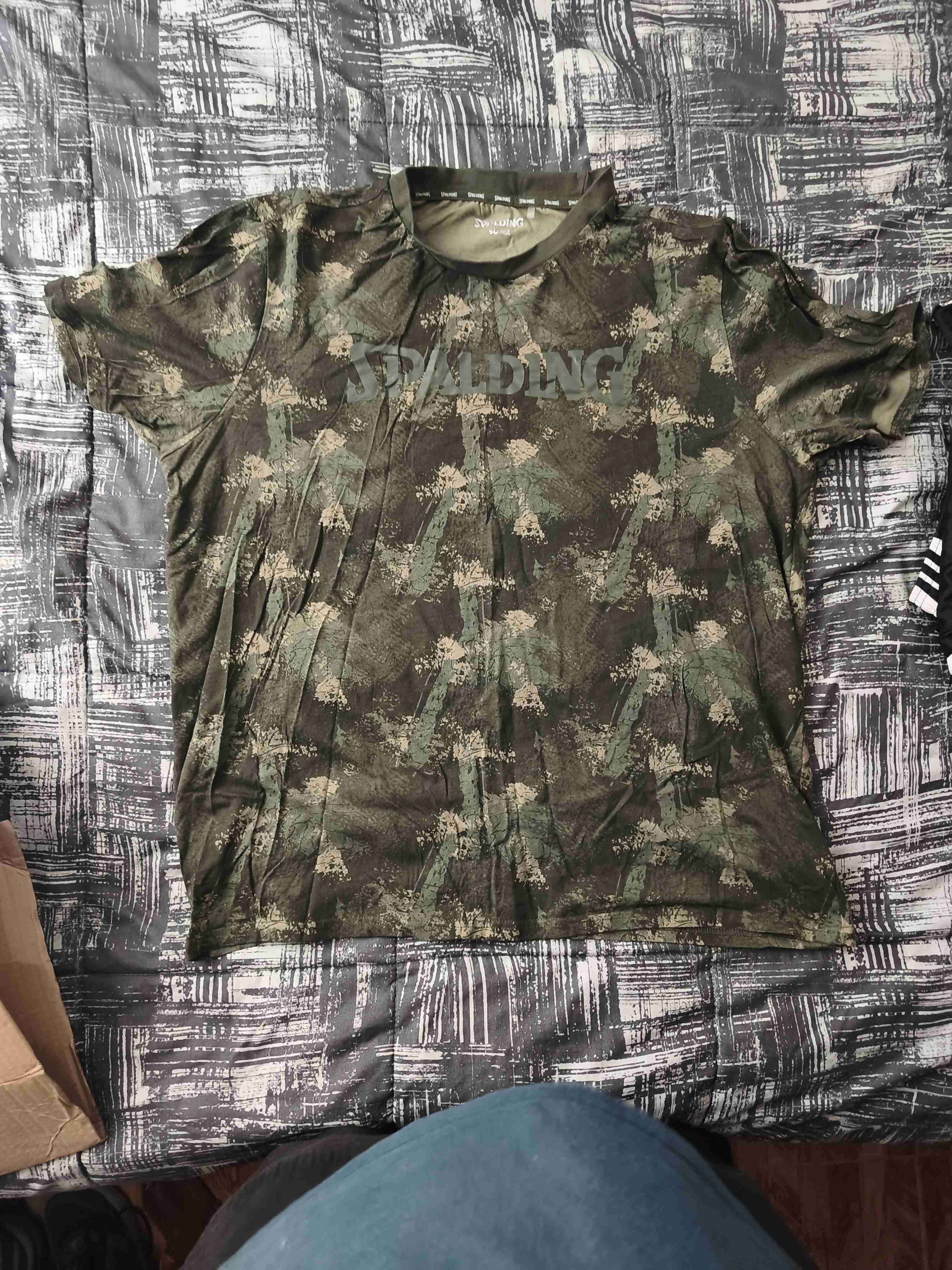 Polera deportiva Spalding camuflaje