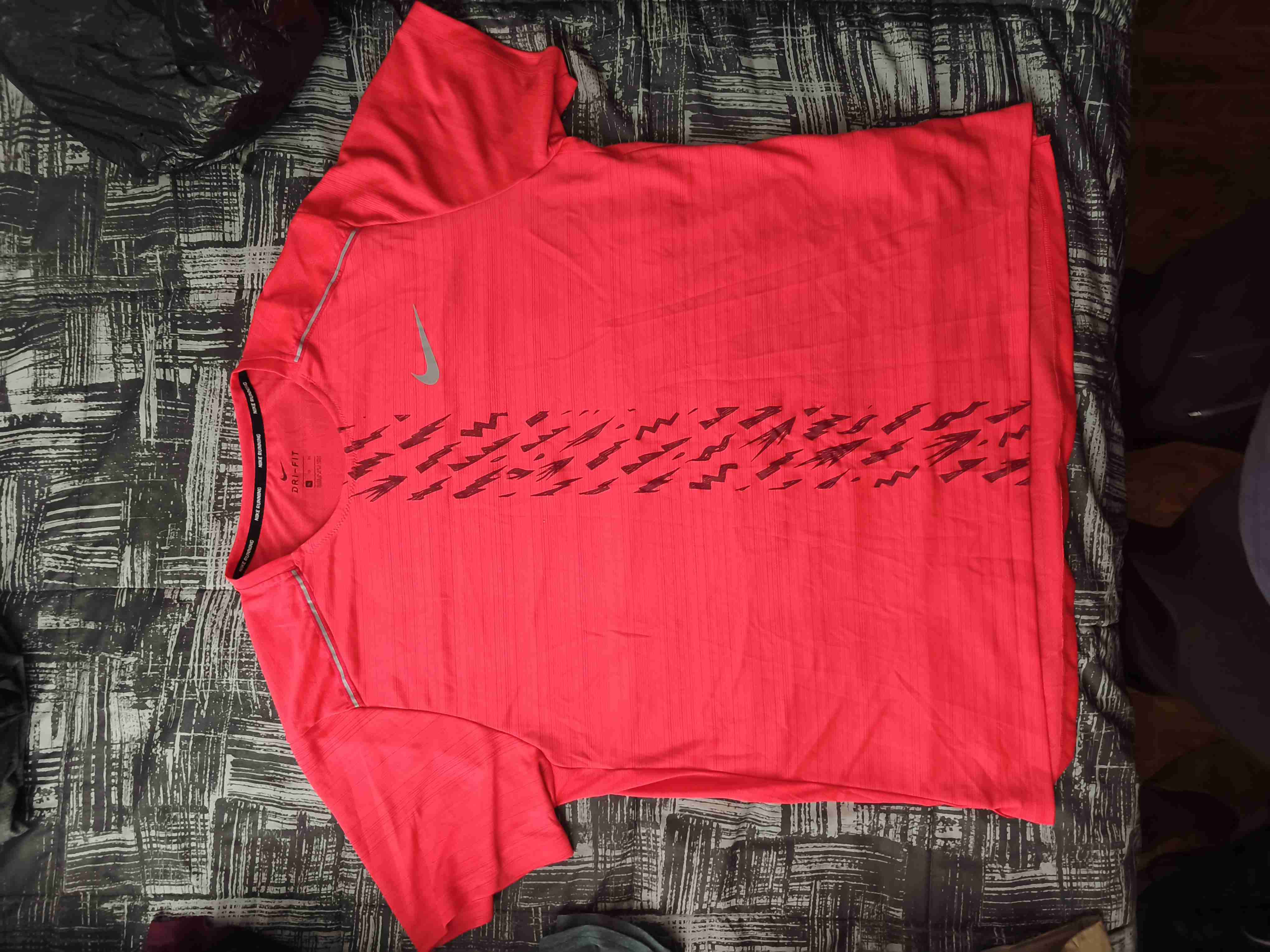 Polera deportiva roja Nike