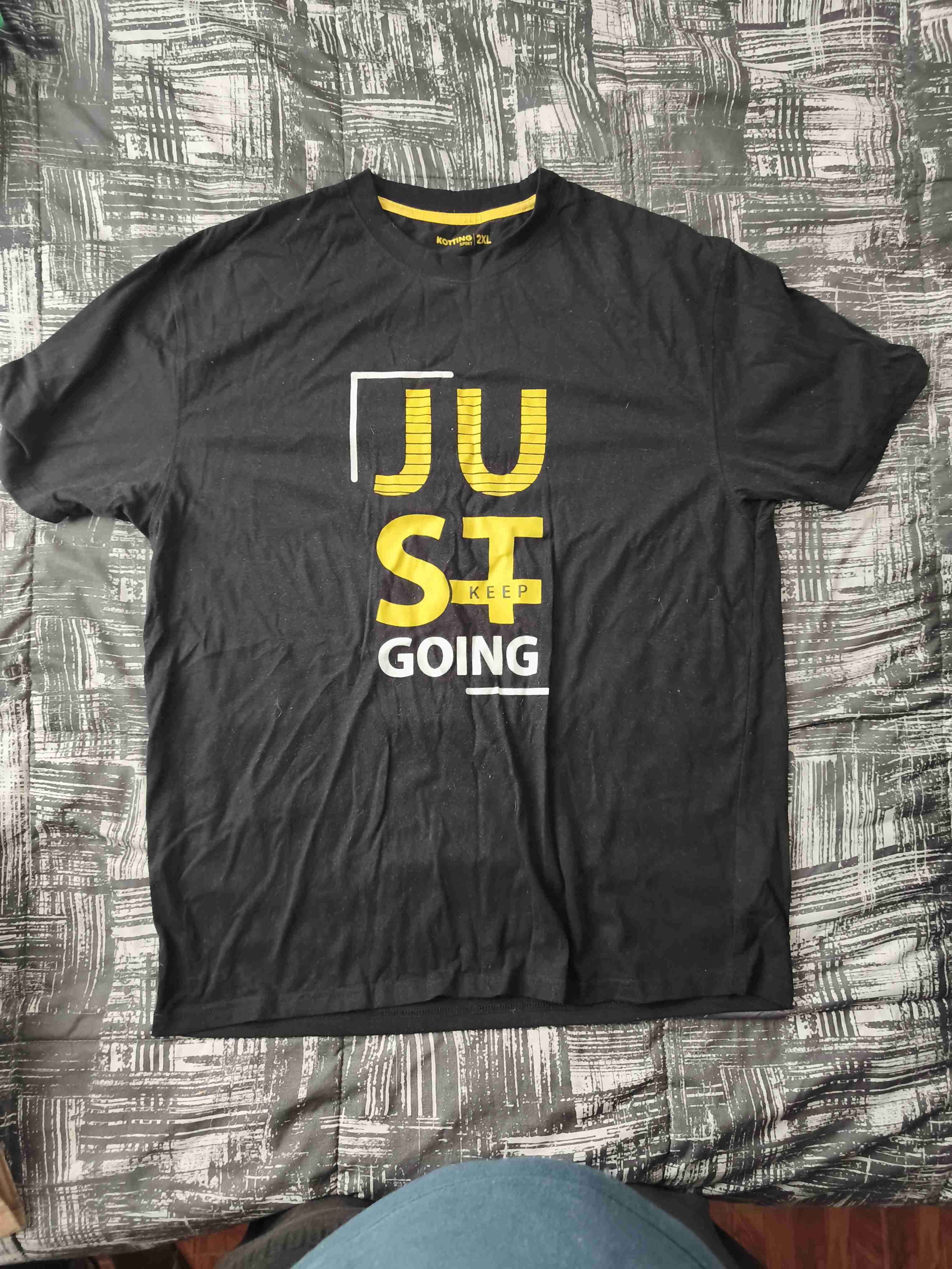 Polera negra con estampado