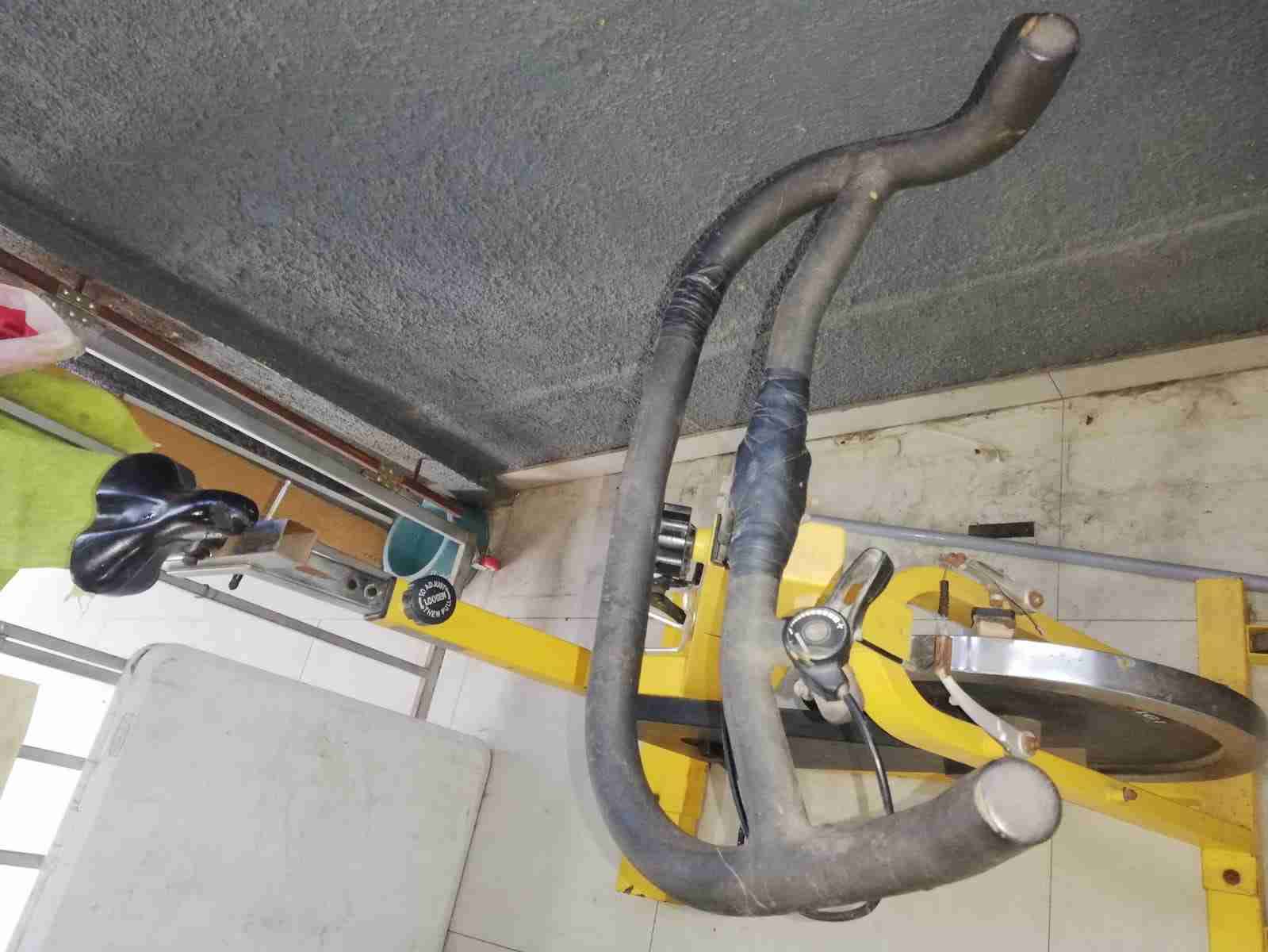 Bicicleta estática amarilla - miniatura 1