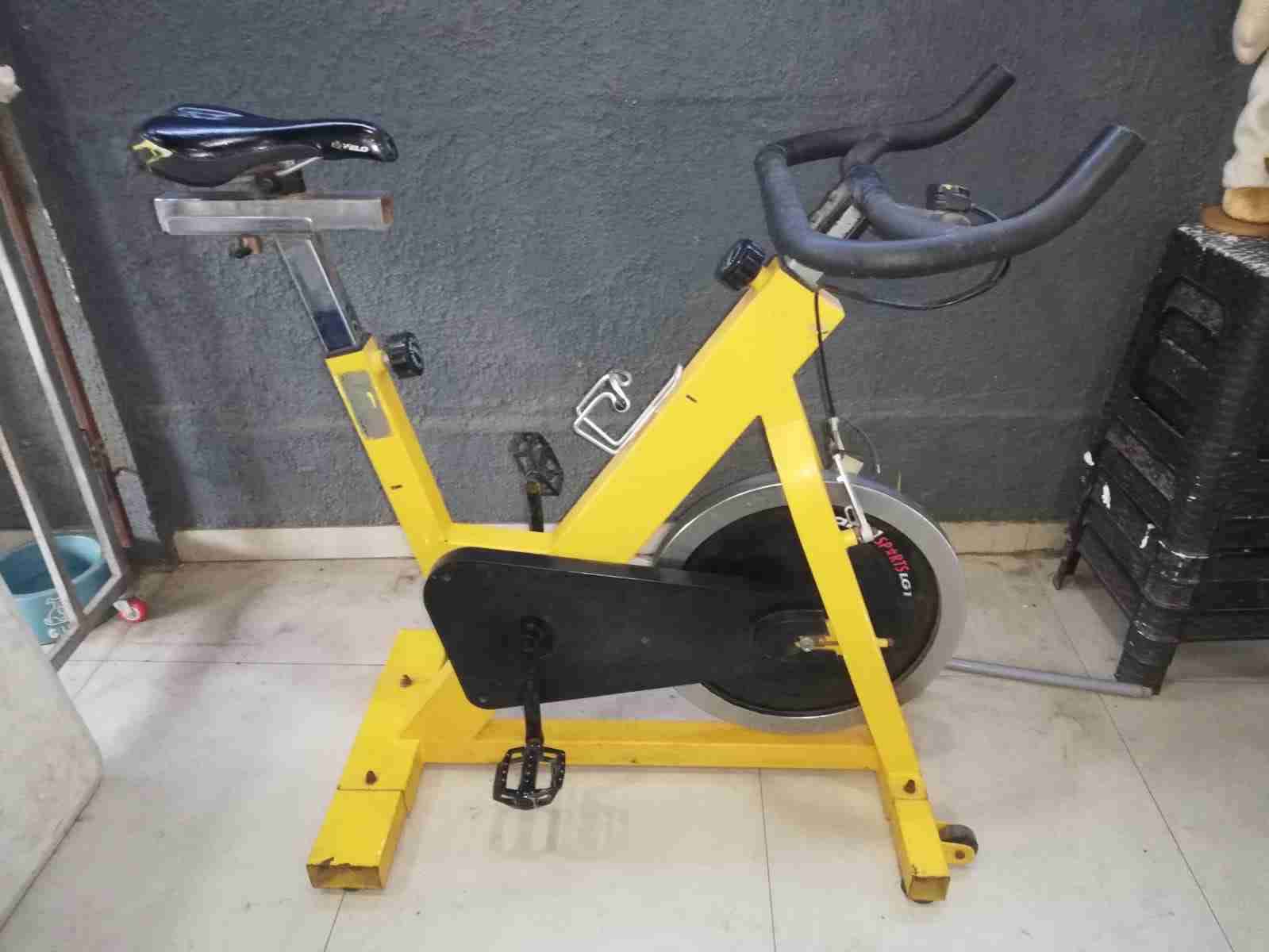 Bicicleta estática amarilla - miniatura 2