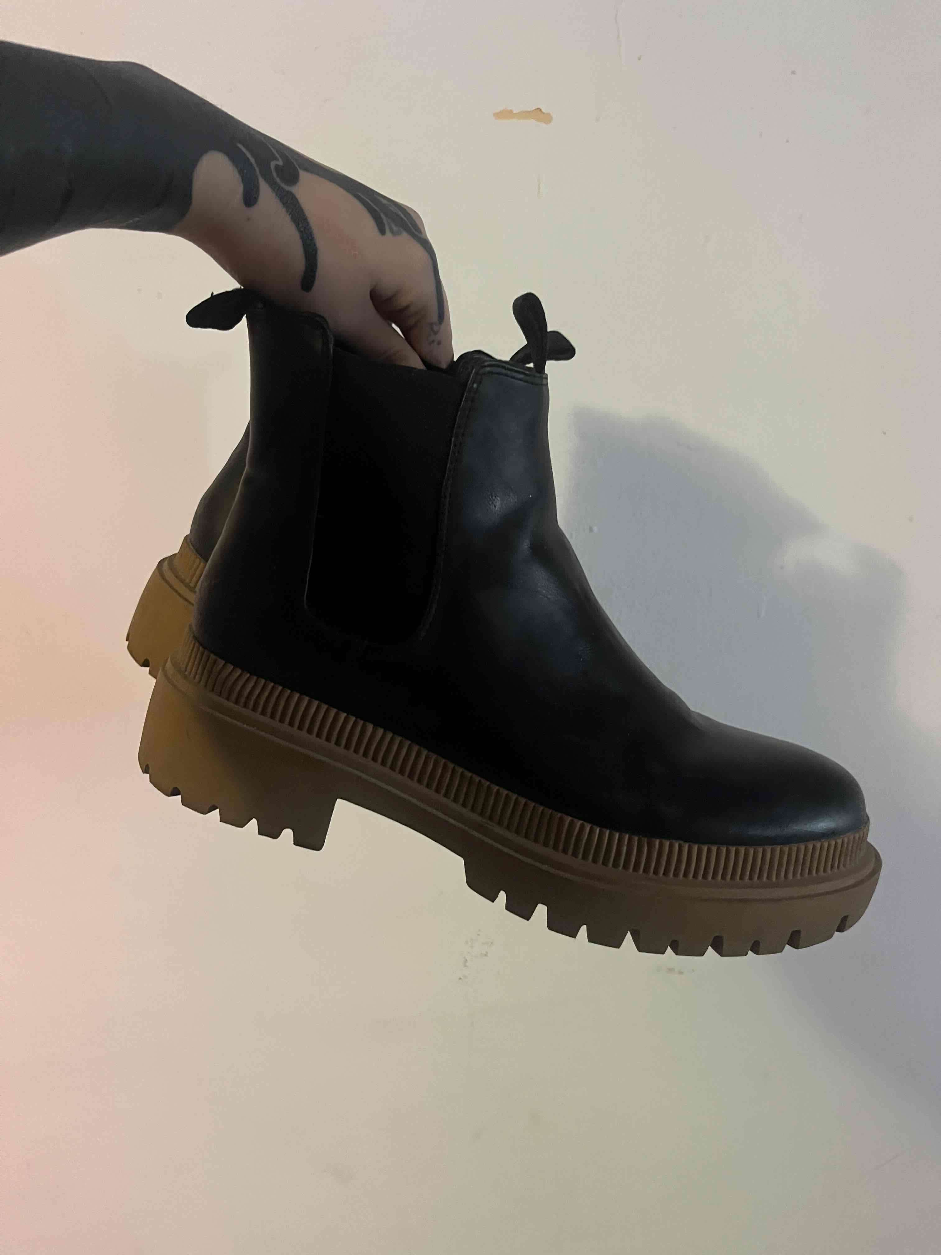 Botines negros con suela gruesa - miniatura 2