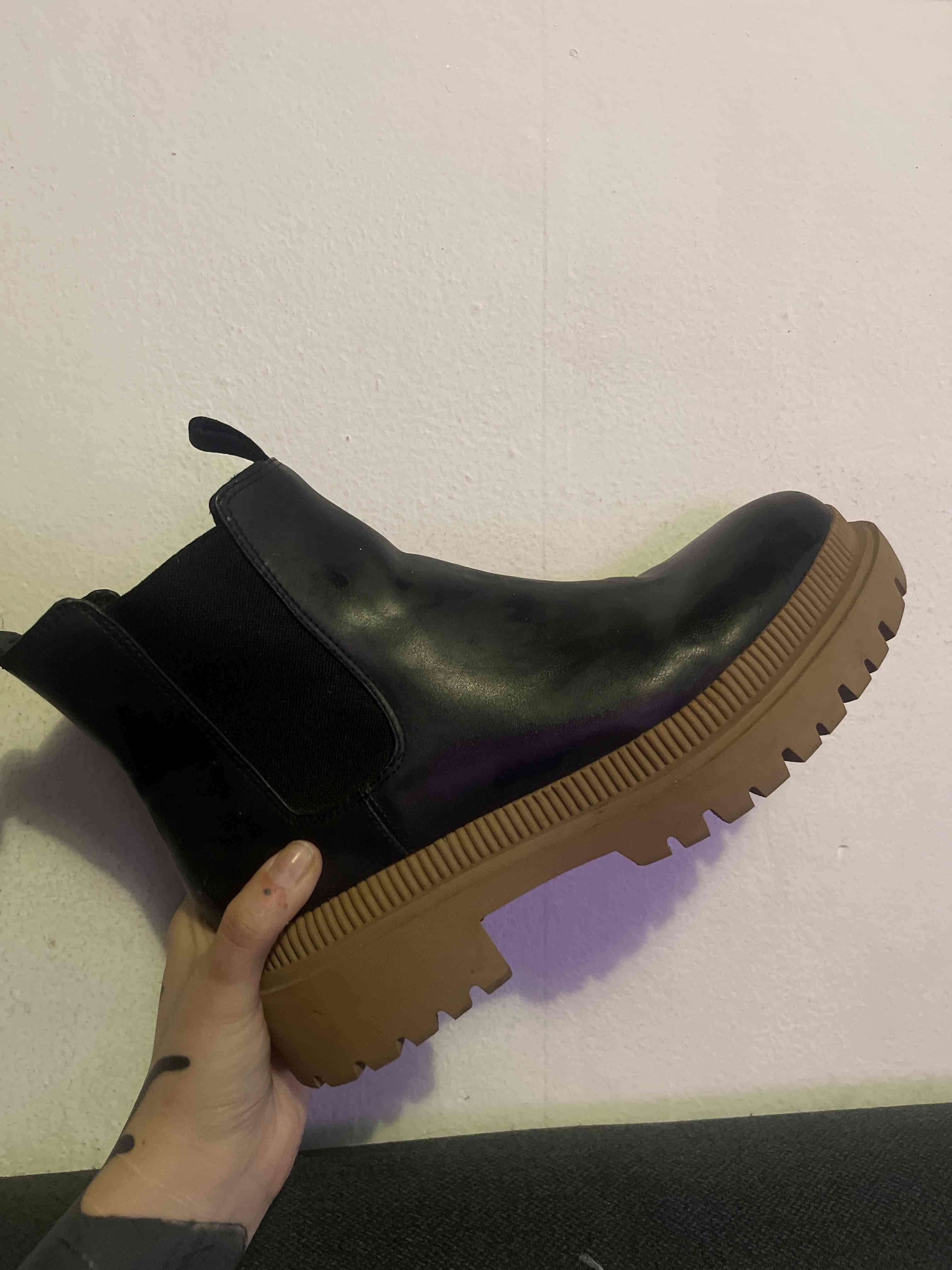 Botines negros con suela gruesa - miniatura 3