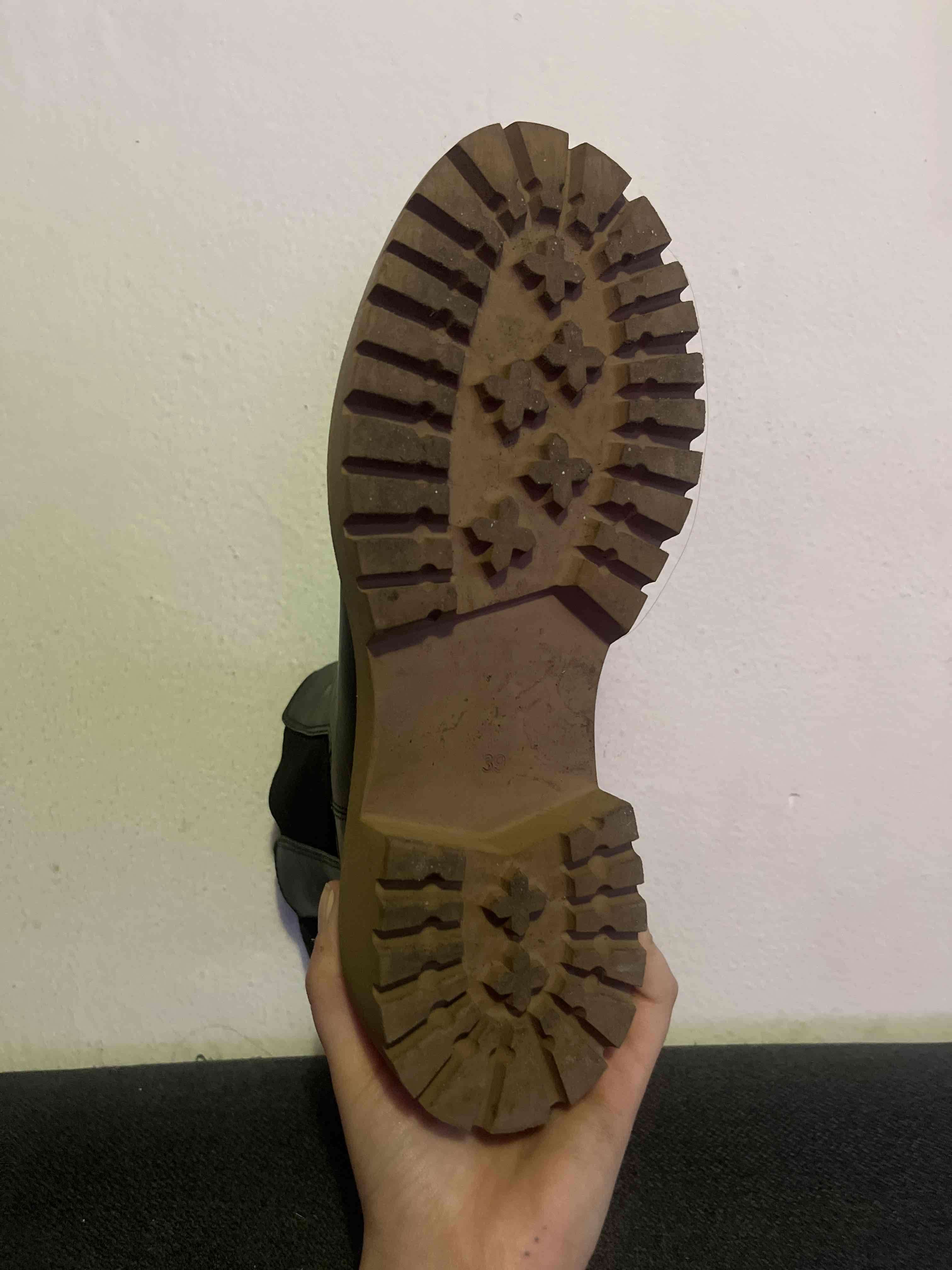 Botines negros con suela gruesa - miniatura 4