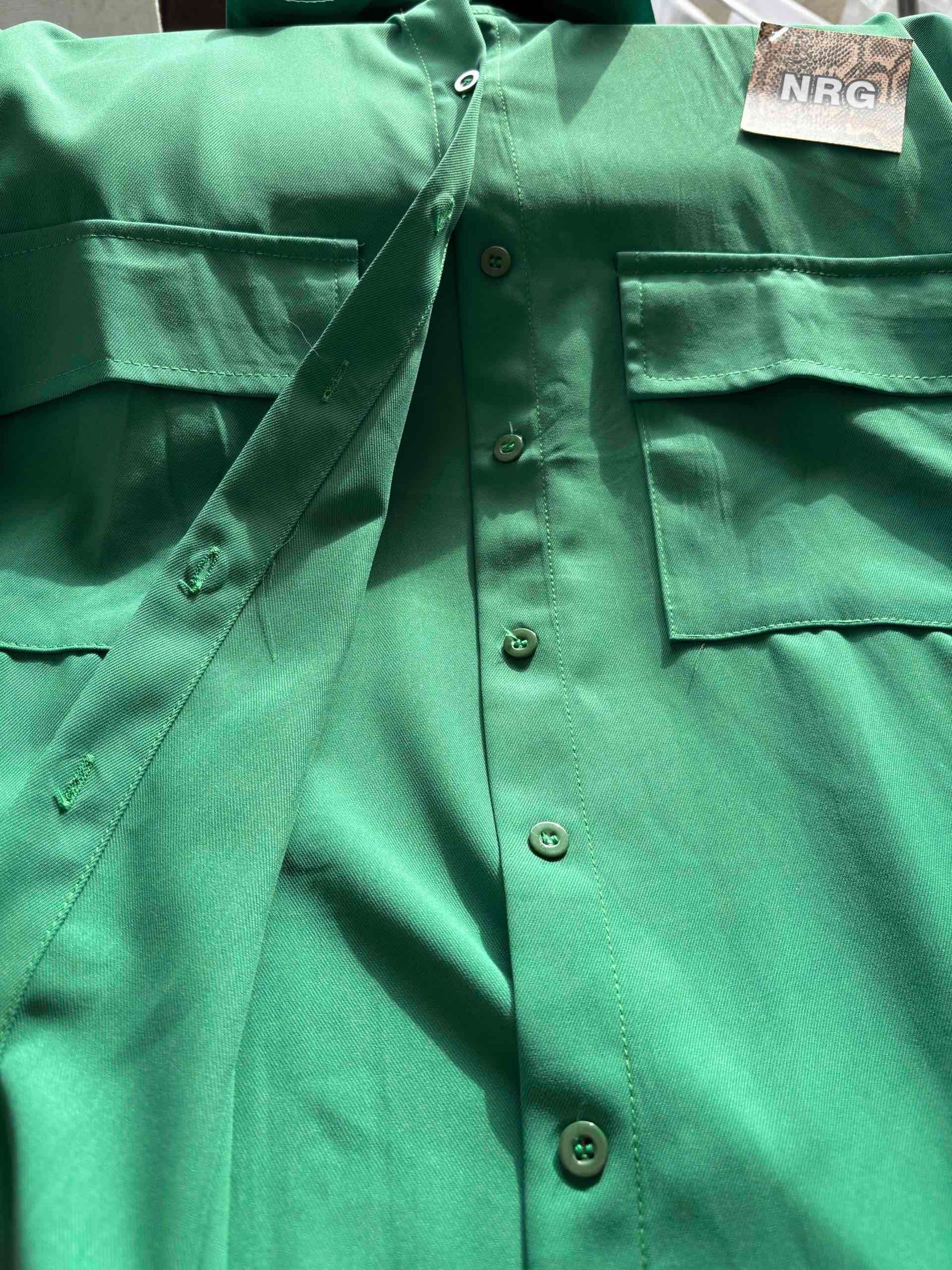 Sobre camisa verde lima nueva con etiqueta NRG - miniatura 2
