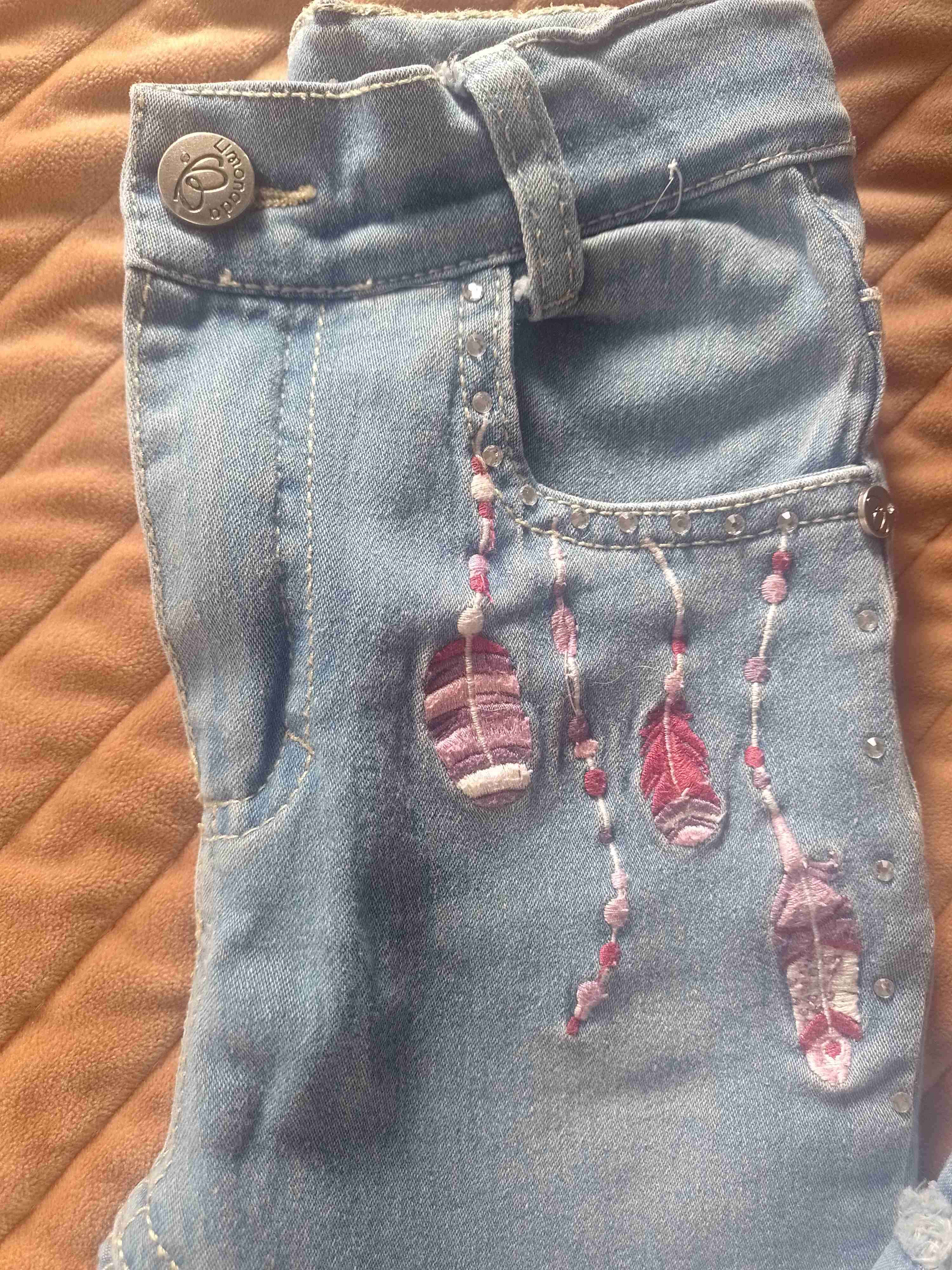 Jeans azules con bordado plumas - miniatura 2