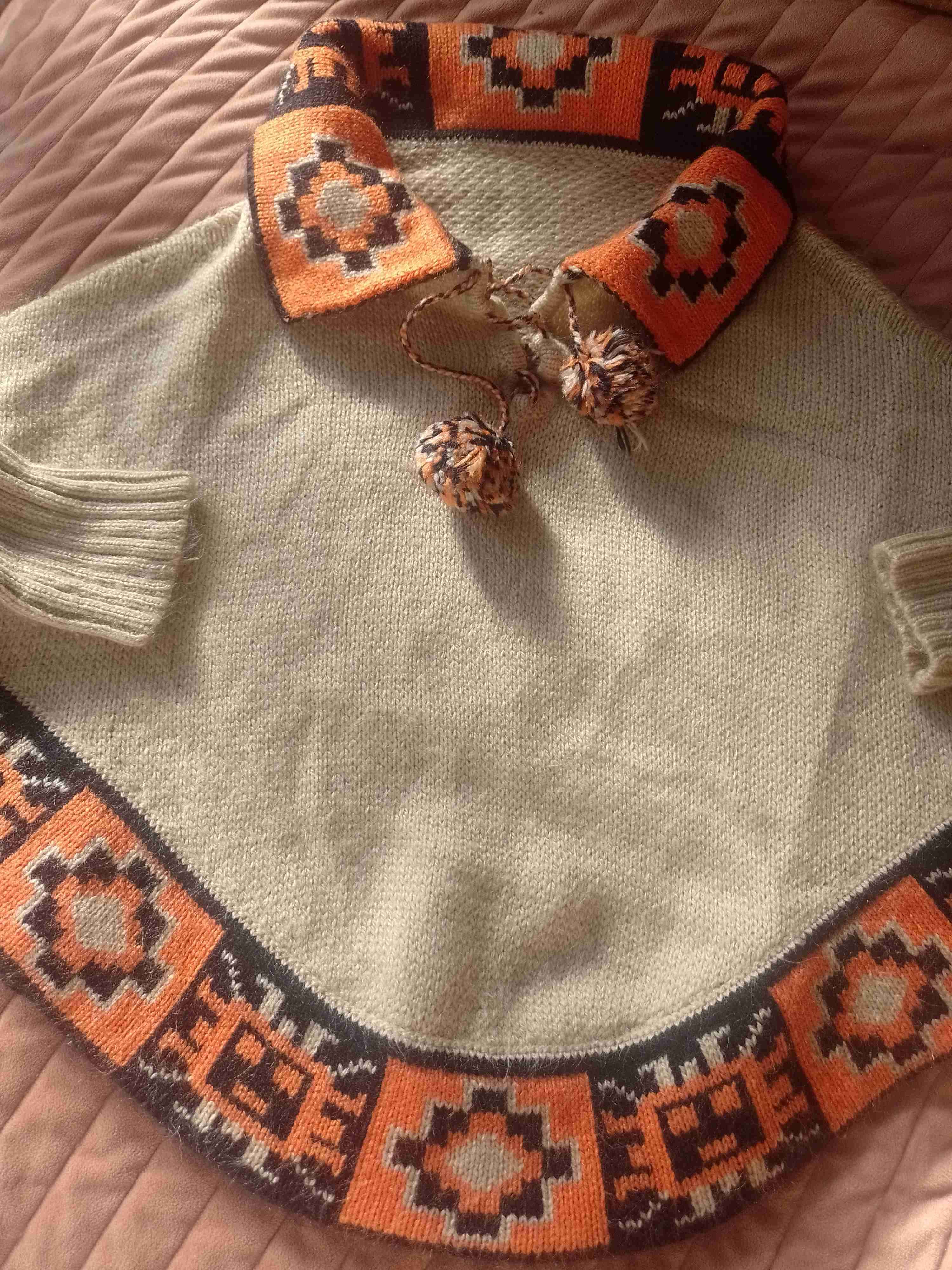 Poncho de lana con diseño étnico - miniatura 2