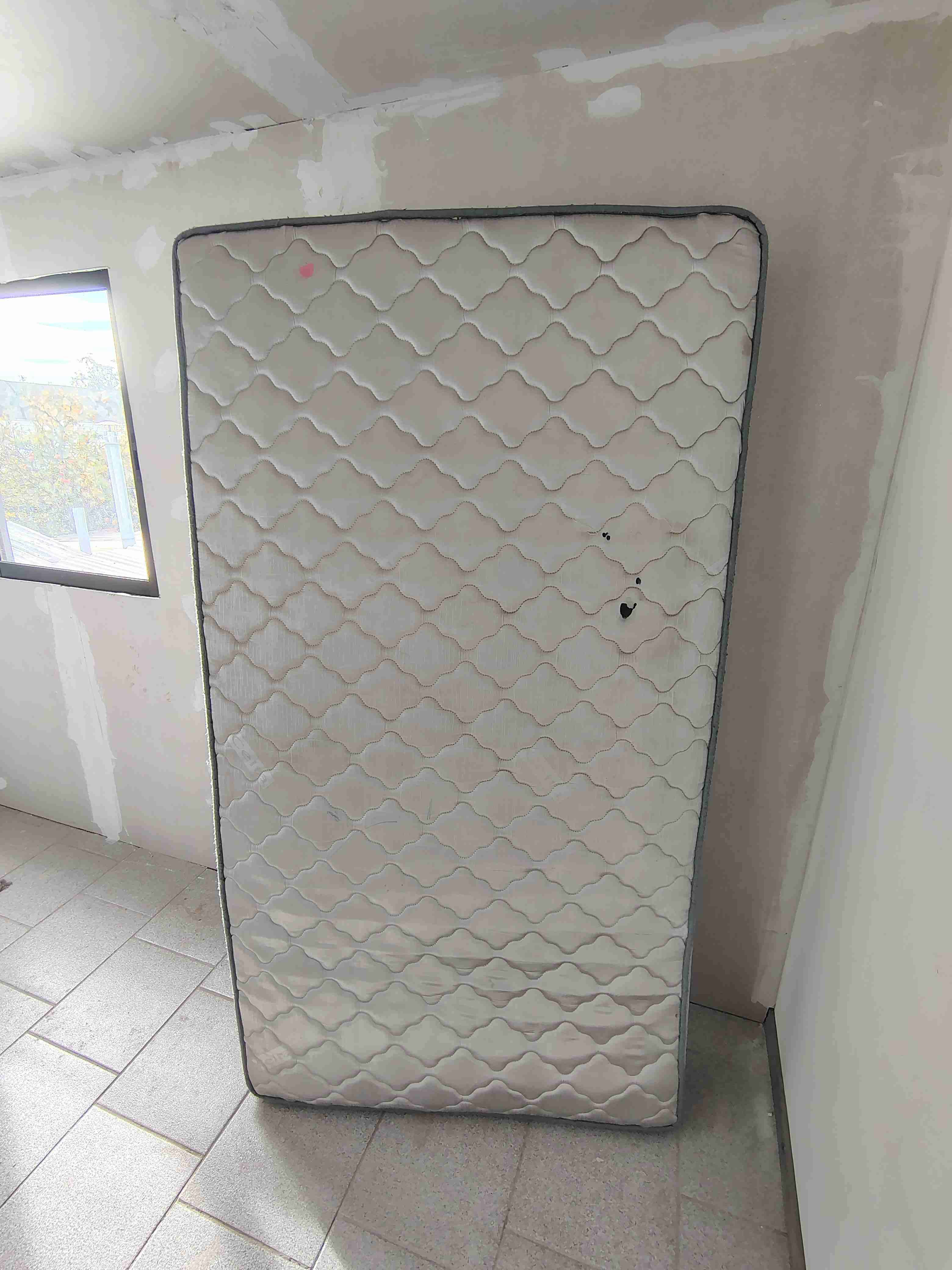 Colchón de 1  plaza 1/2 usado - miniatura 2