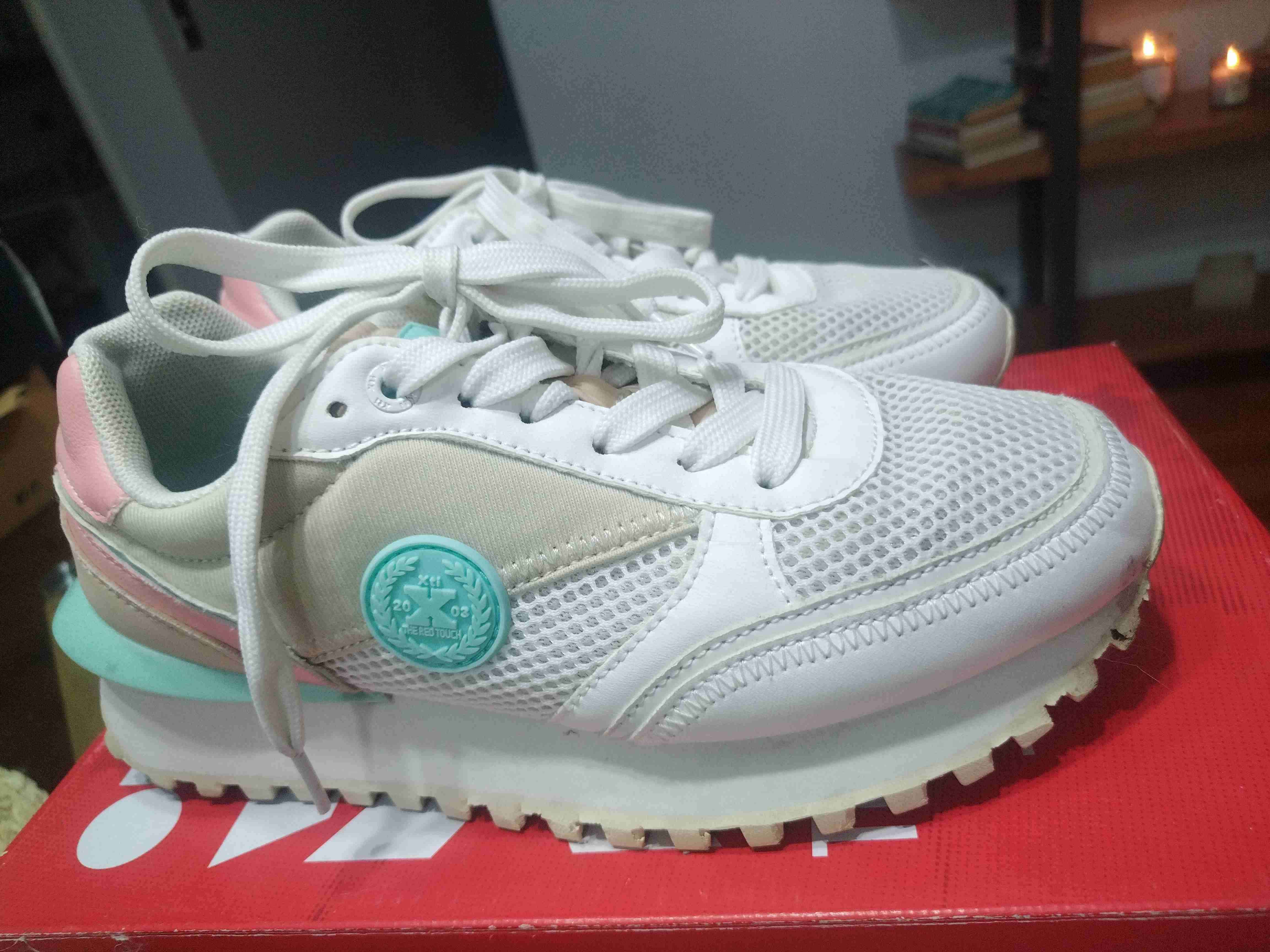 Zapatillas deportivas blancas y pastel - miniatura 1