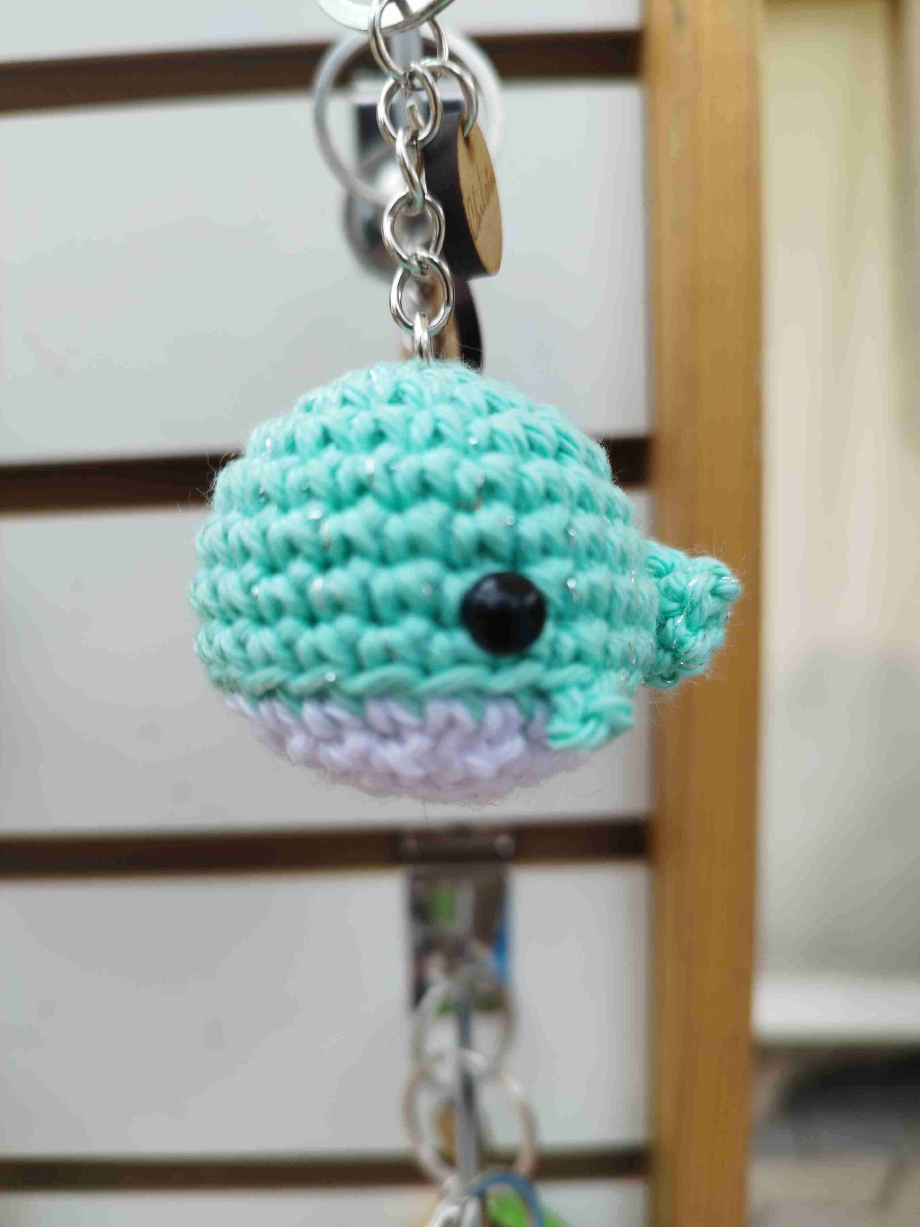 Llavero ballena tejido a mano