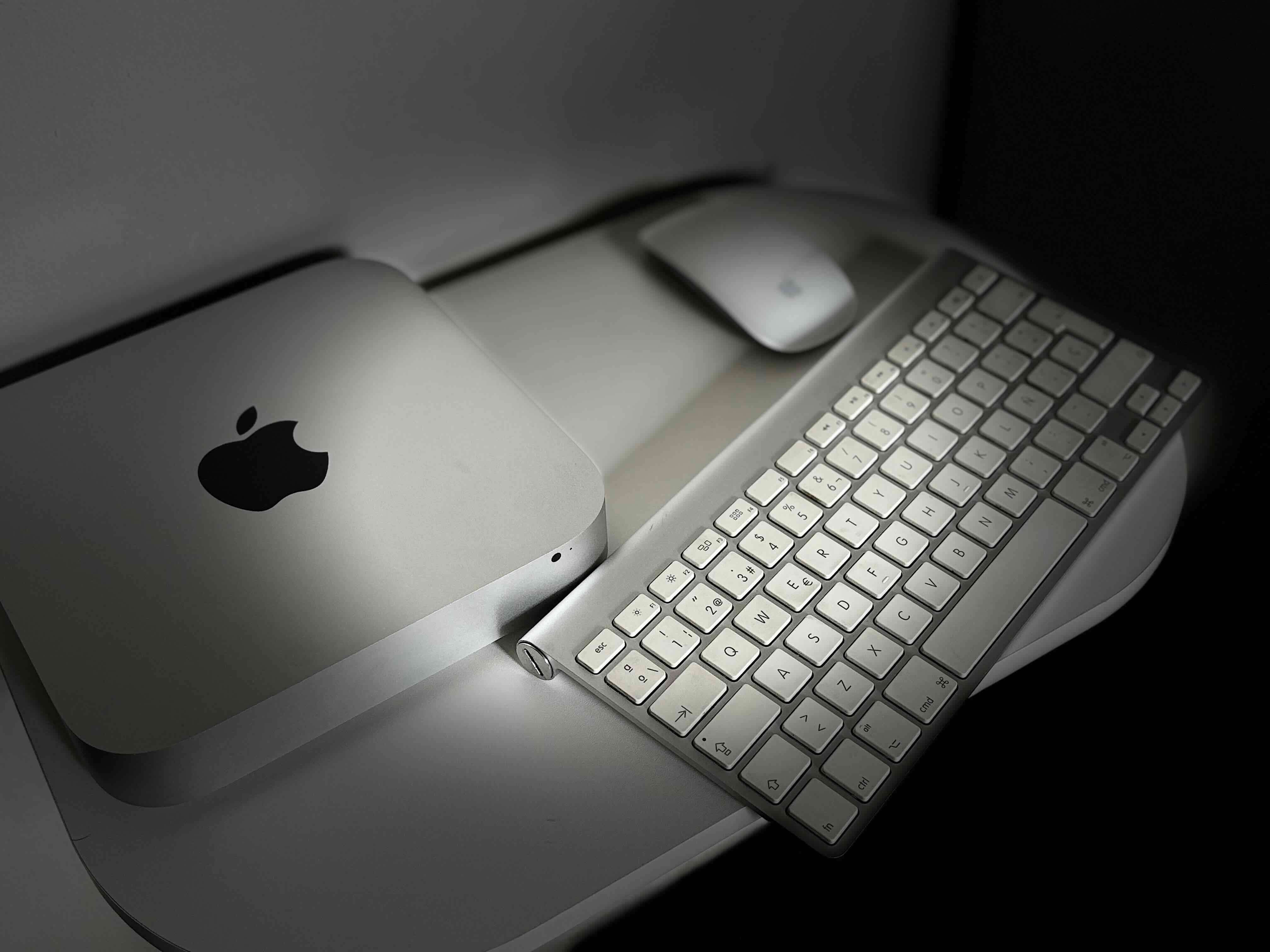 Apple Mac Mini con teclado y mouse - miniatura 1
