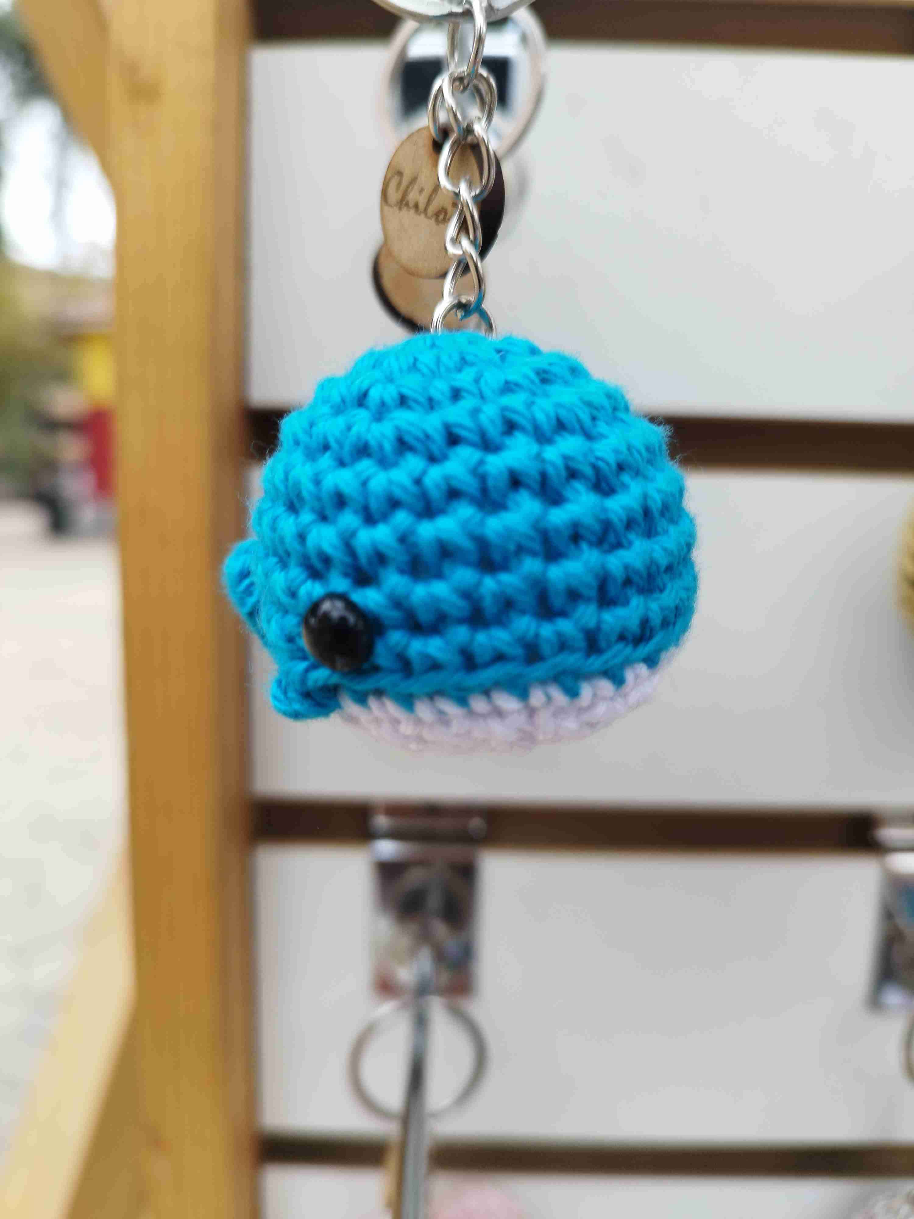 Llavero ballena amigurumi azul