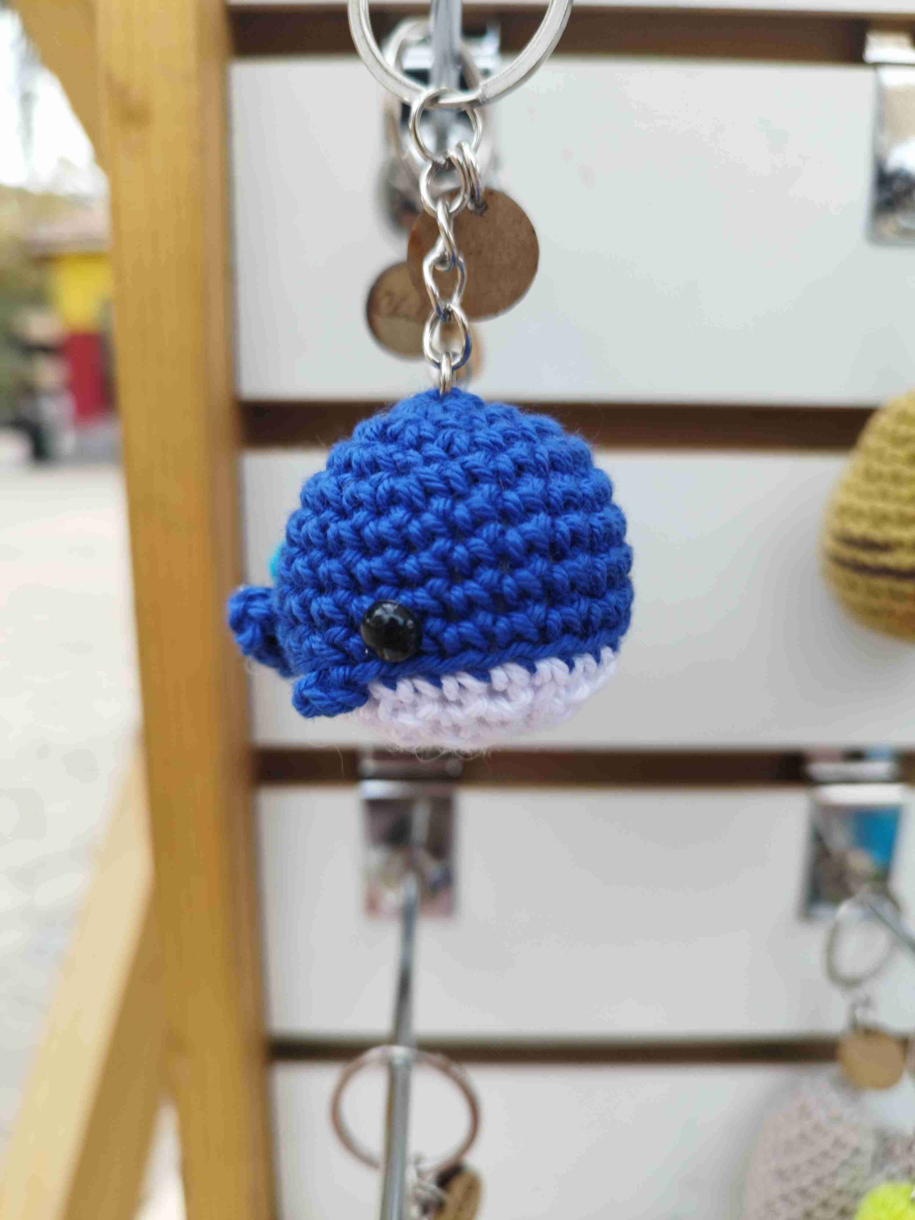 Llavero ballena azul tejido