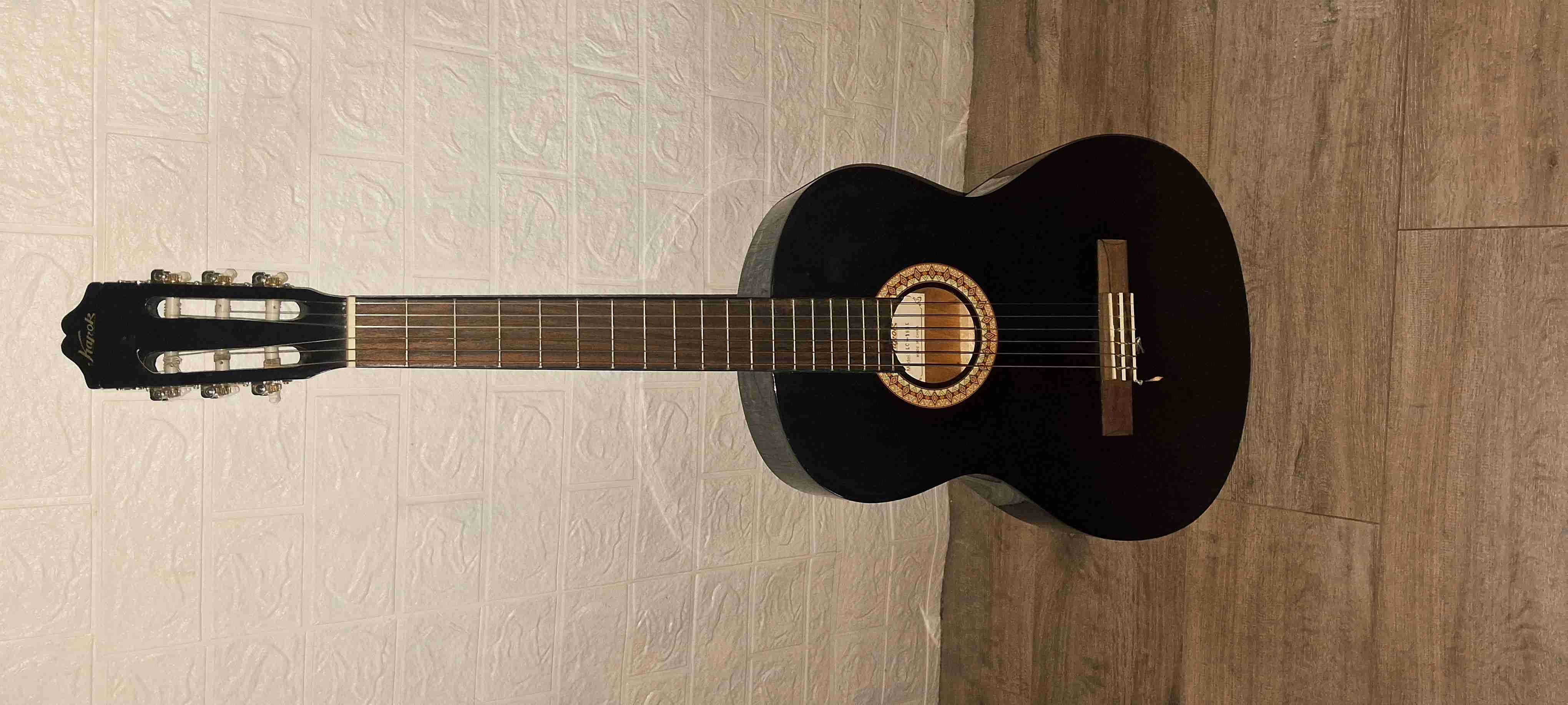 Guitarra acústica negra - miniatura 1