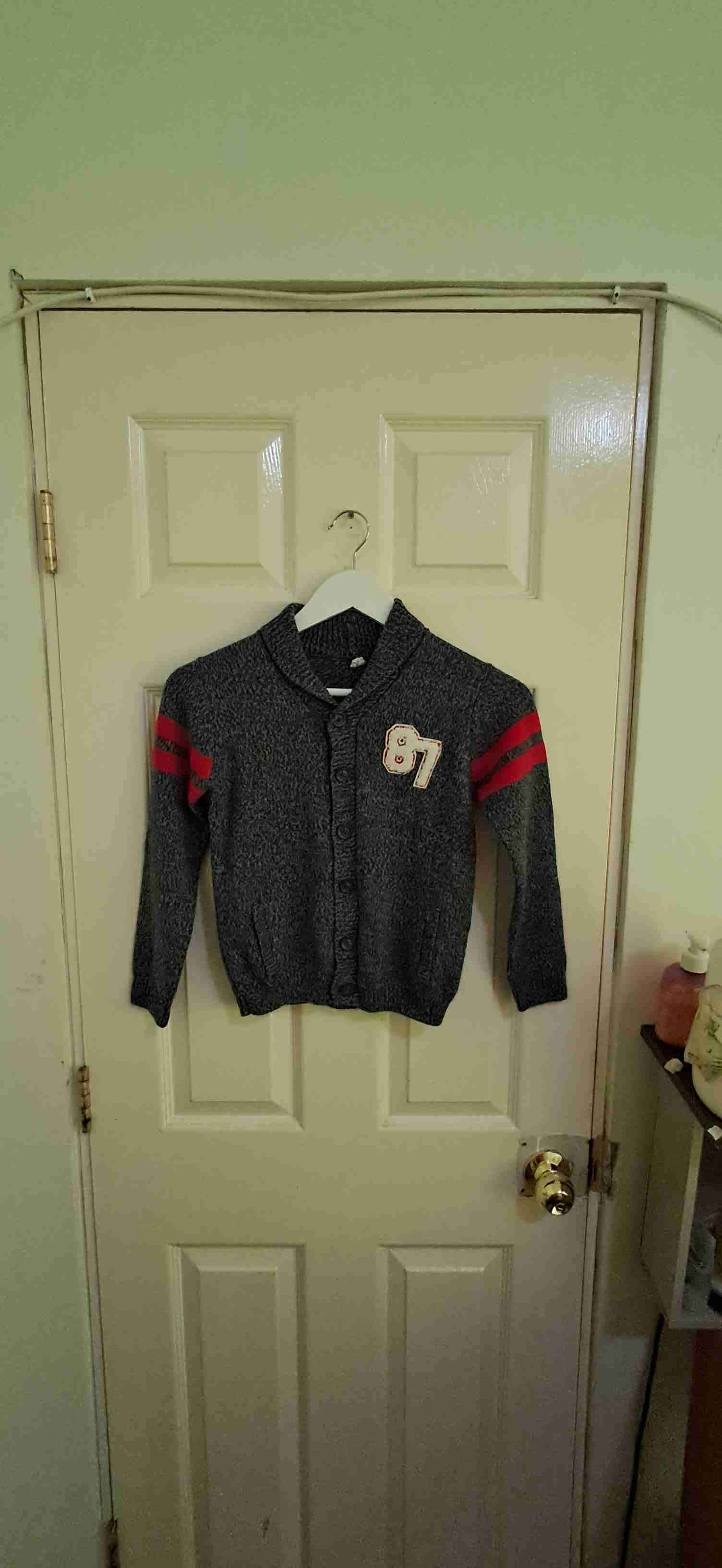 Chaleco gris con diseño