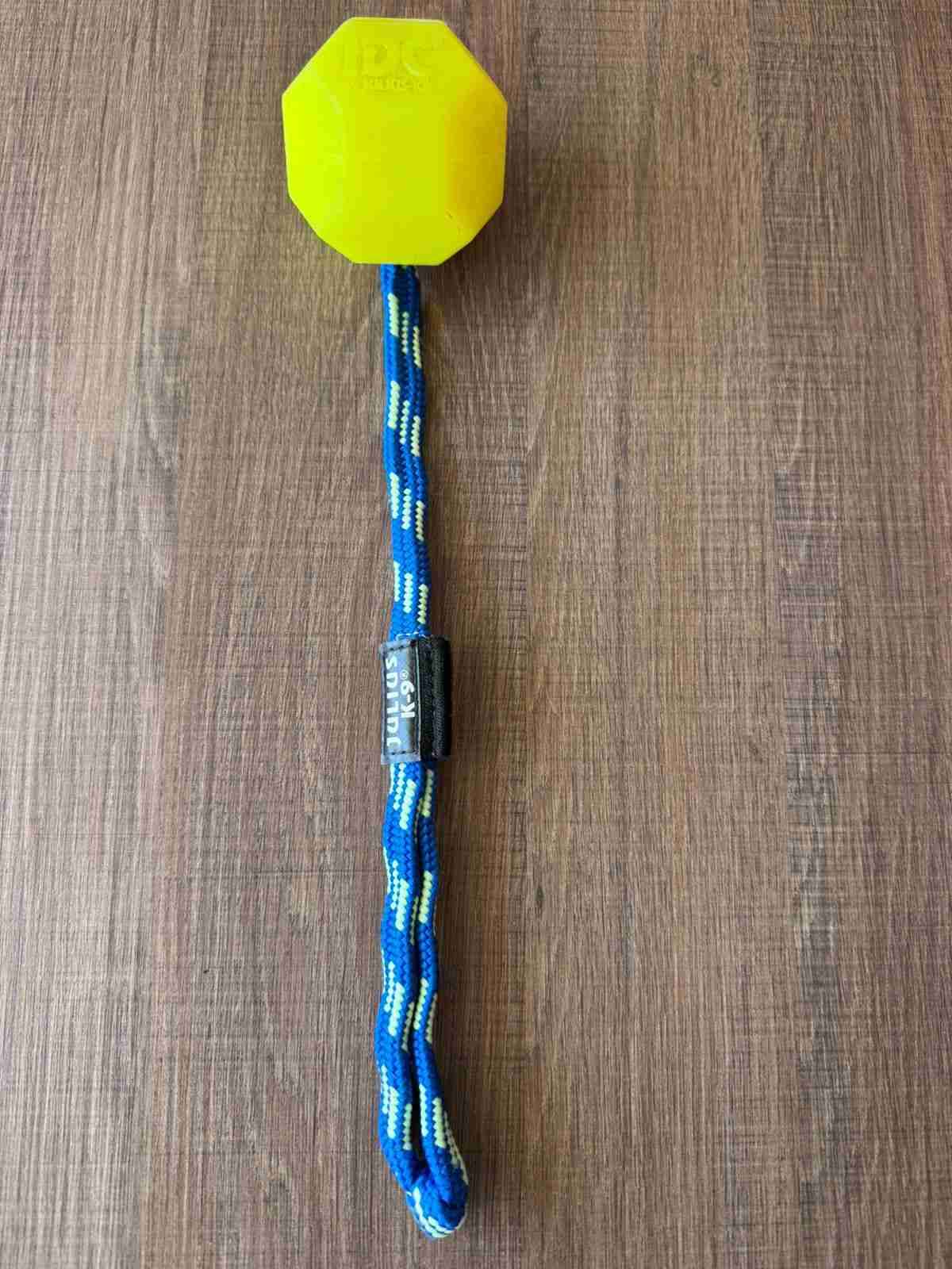 Juguete para perro amarillo