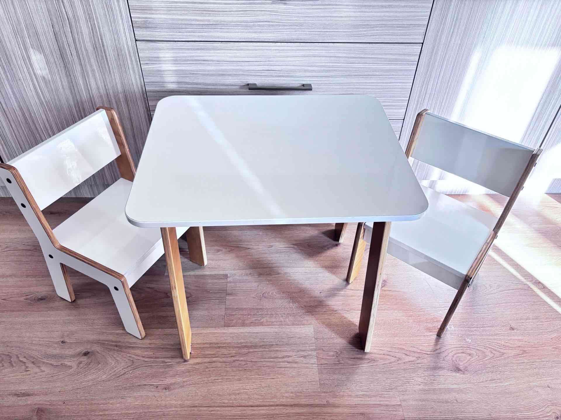 Mesa y sillas infantiles blancas - miniatura 1