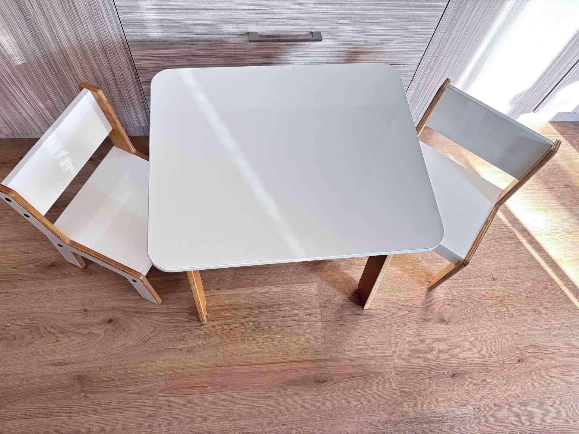 Mesa y sillas infantiles blancas - miniatura 2