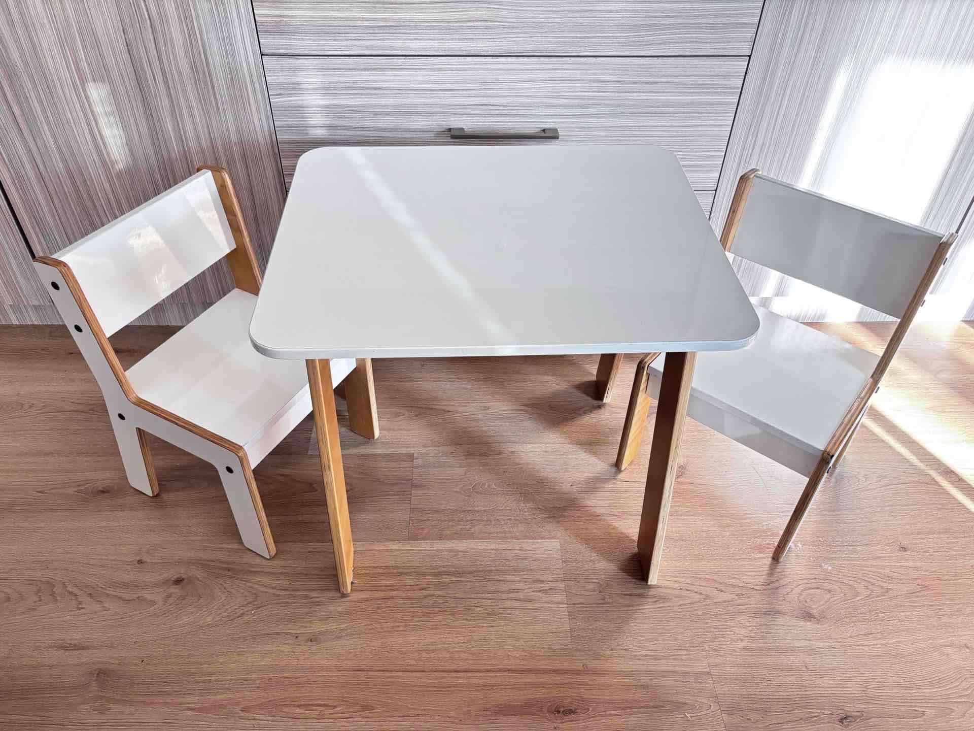 Mesa y sillas infantiles blancas - miniatura 3