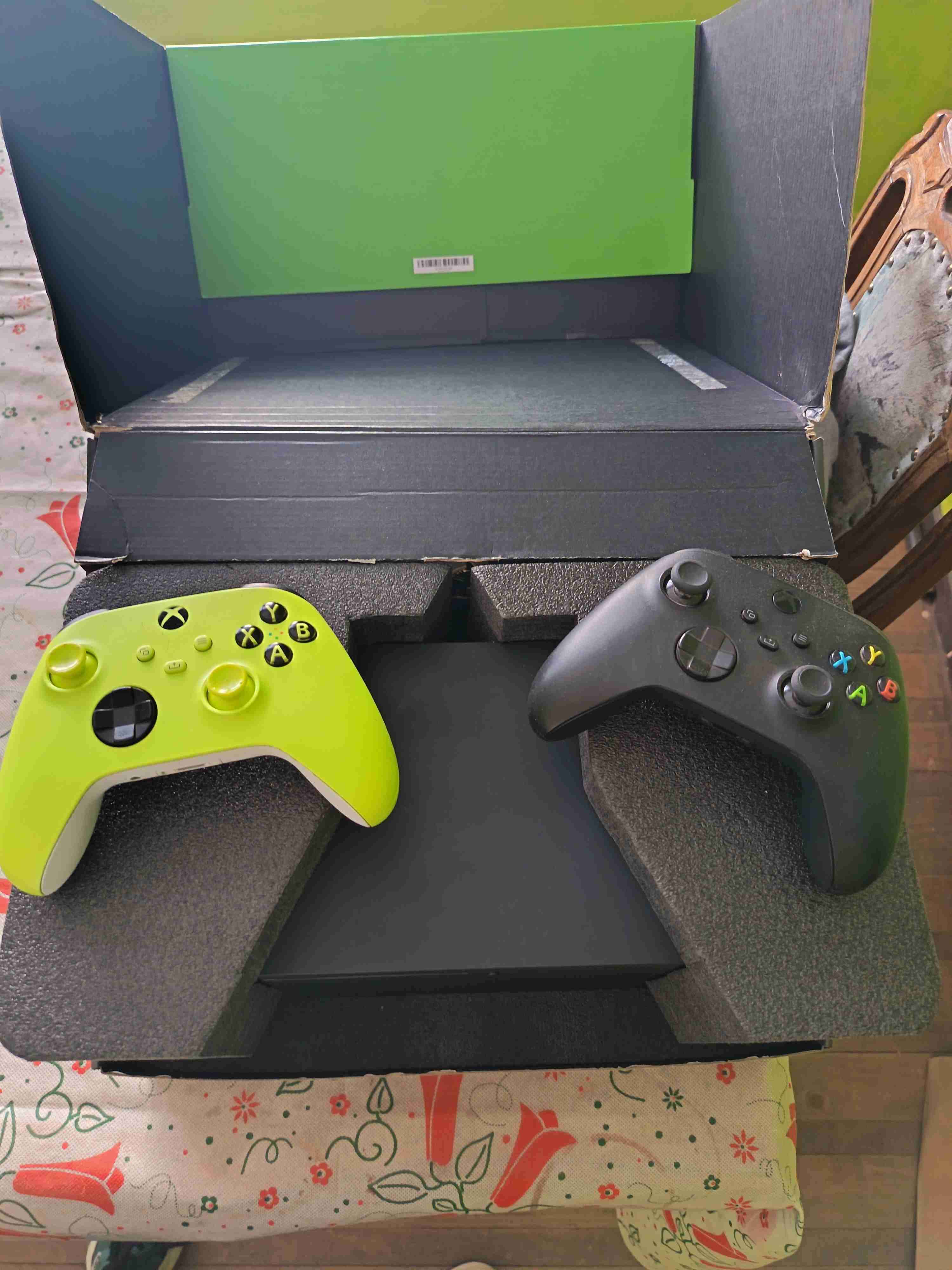 Xbox series x con audífonos y 2 mandos - miniatura 1