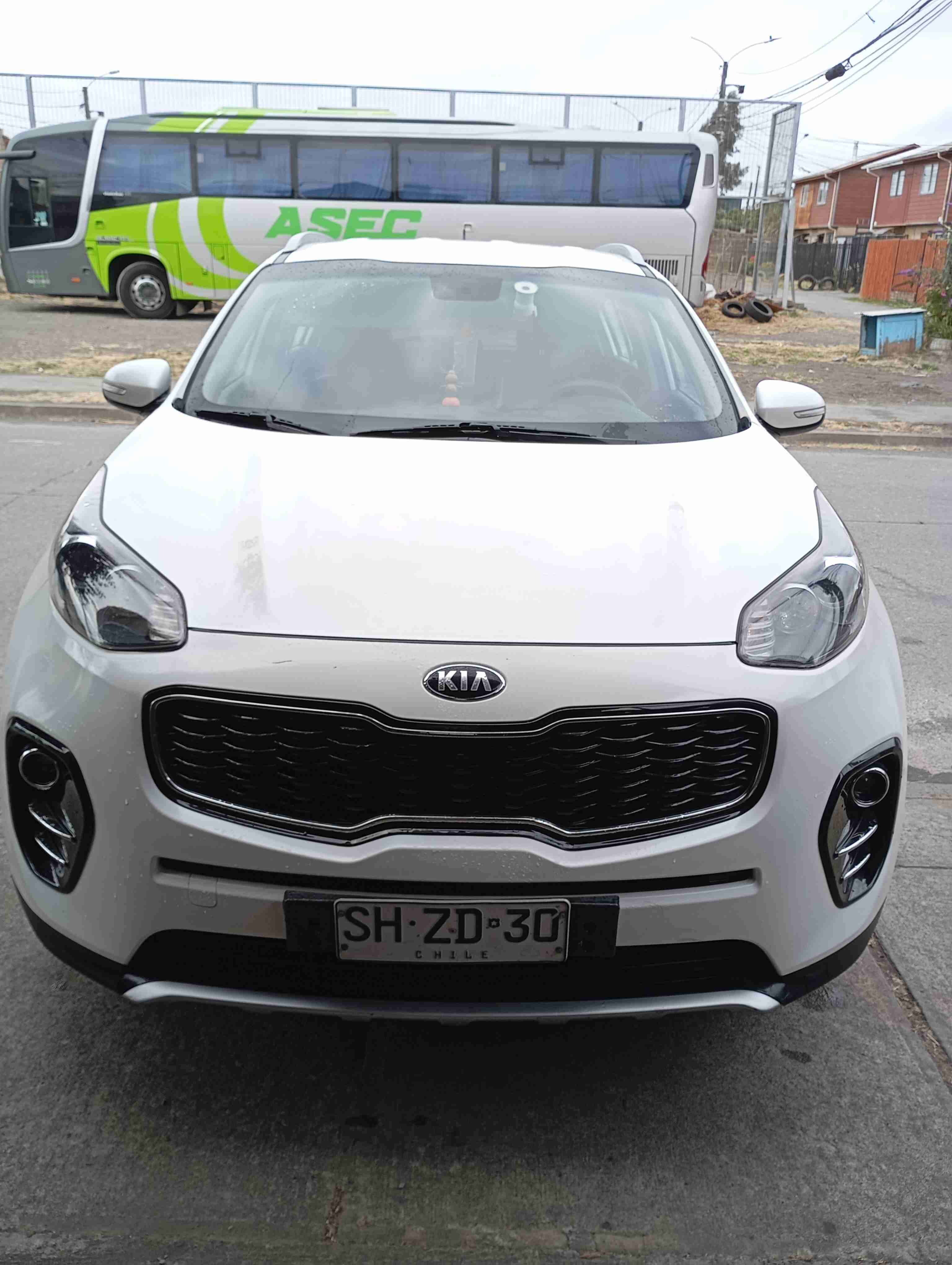 SUV Kia blanca en buen estado - miniatura 1