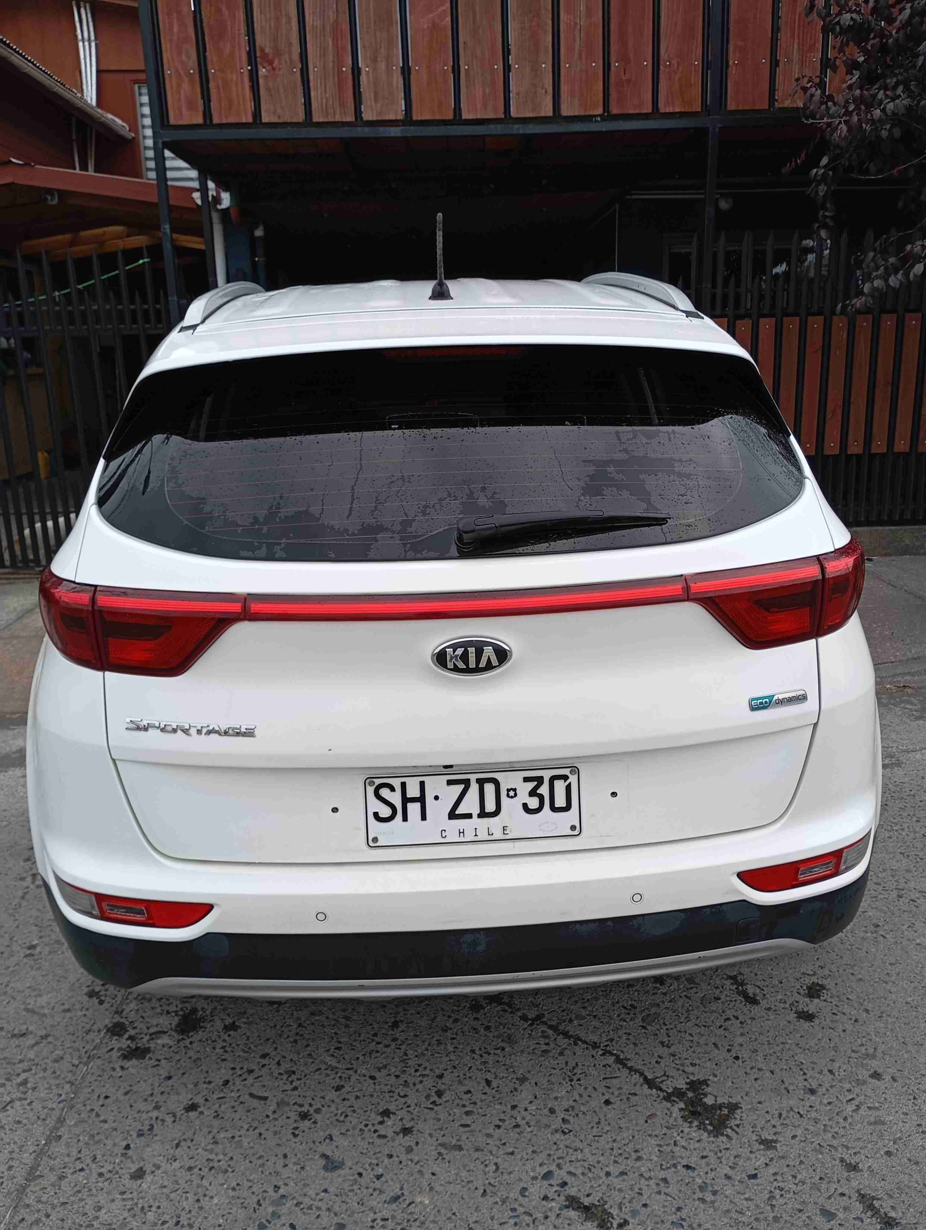 SUV Kia blanca en buen estado - miniatura 2