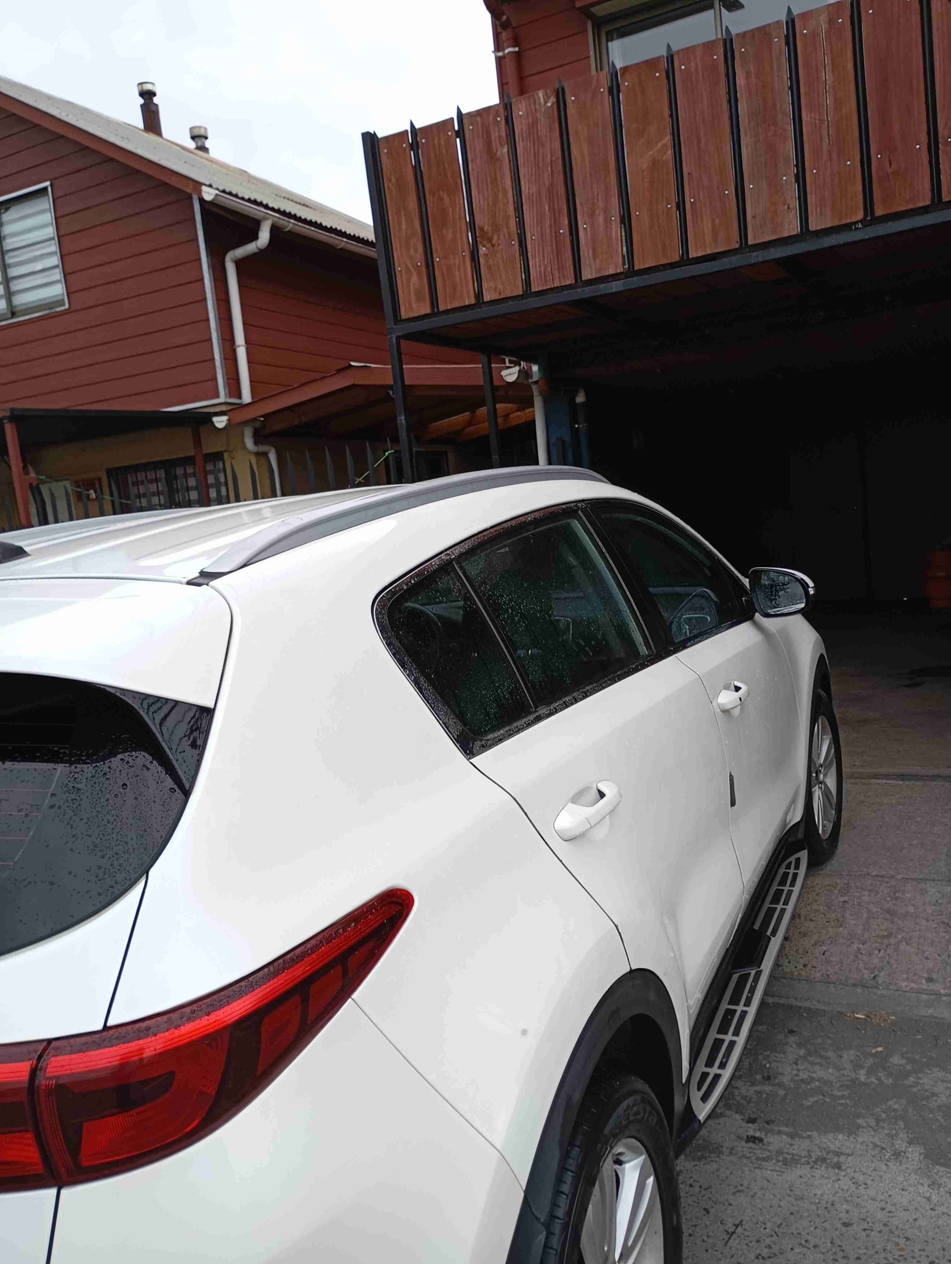 SUV Kia blanca en buen estado - miniatura 3