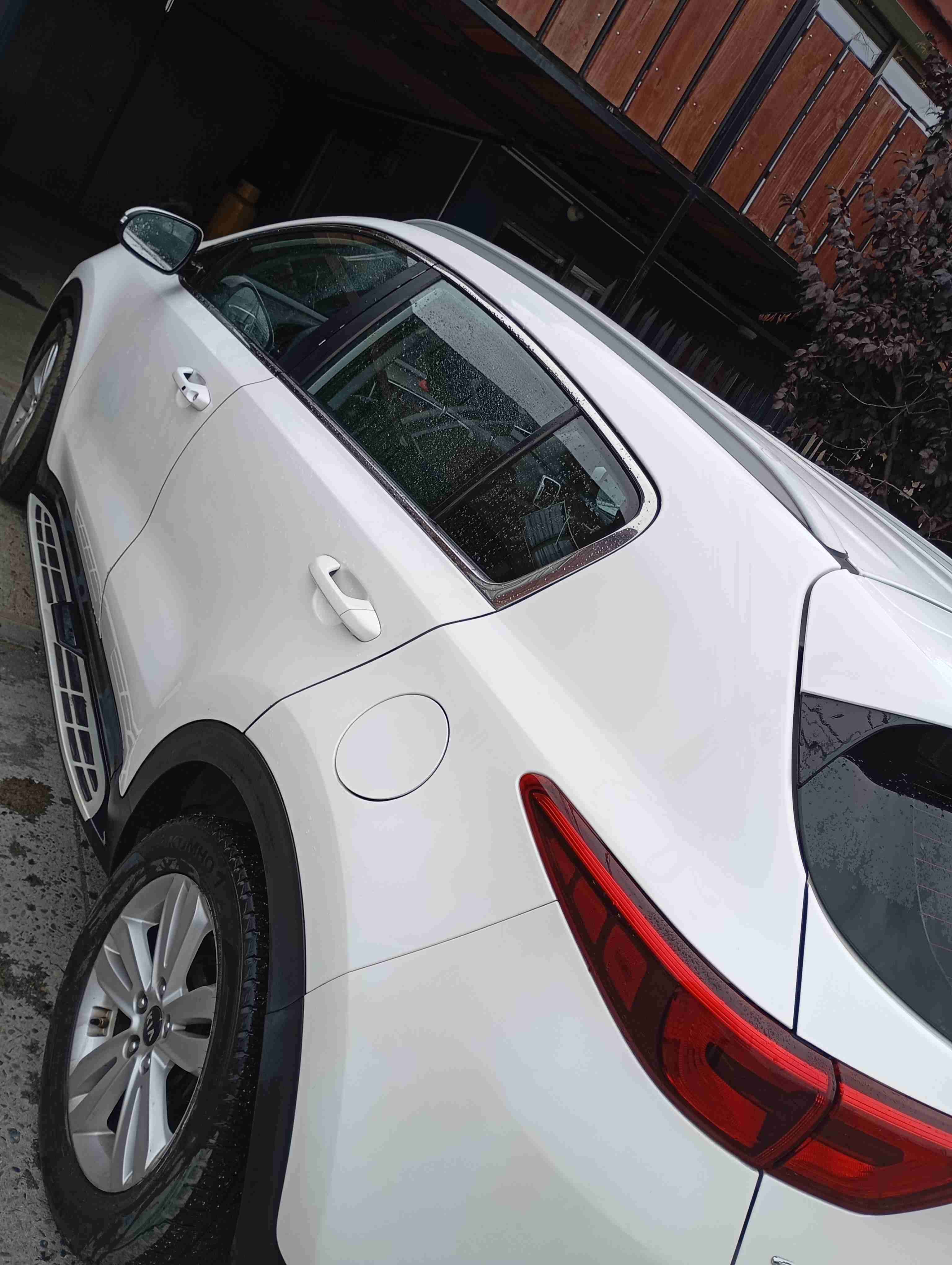 SUV Kia blanca en buen estado - miniatura 4