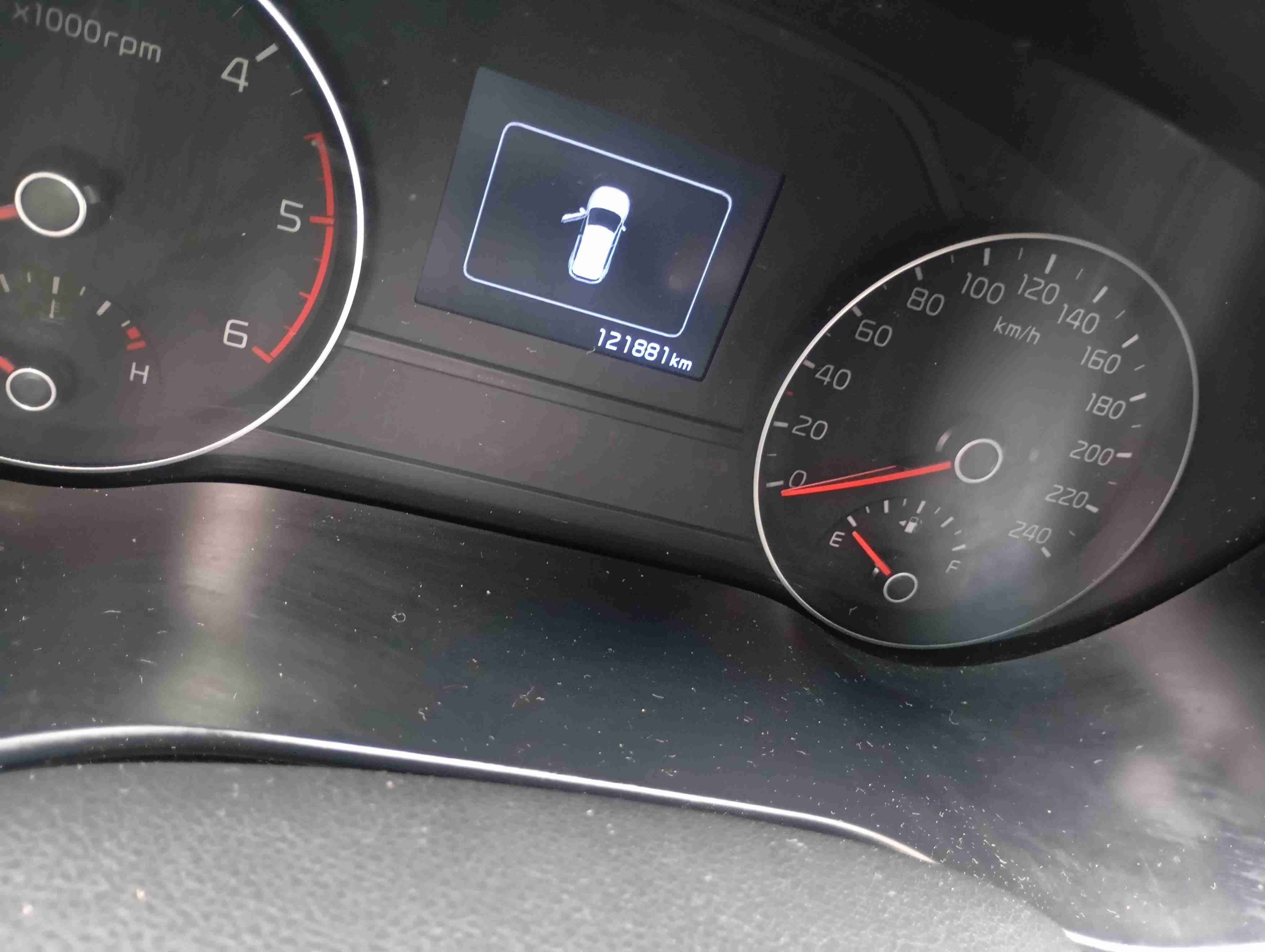 SUV Kia blanca en buen estado - miniatura 5