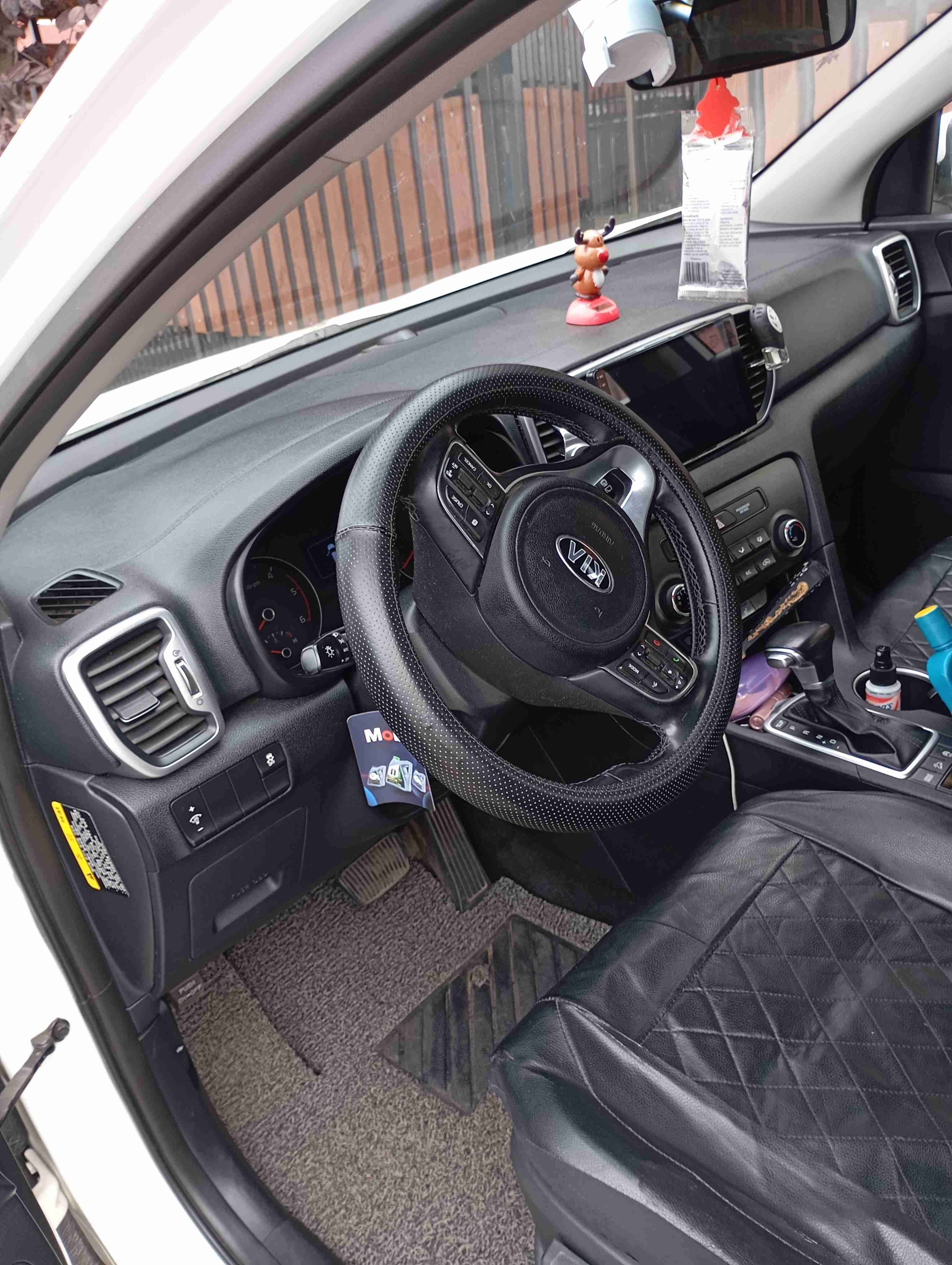 SUV Kia blanca en buen estado - miniatura 6