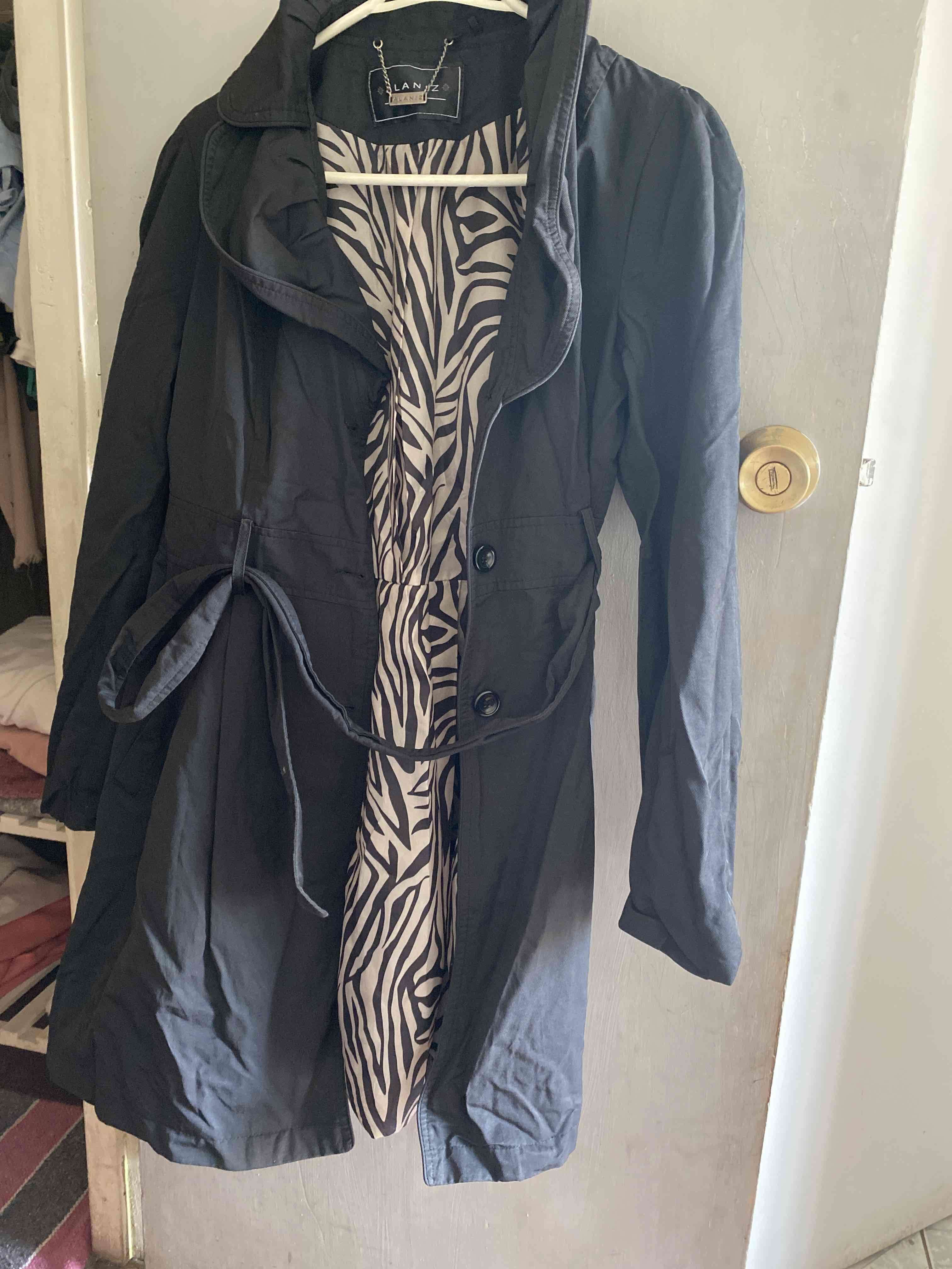 Abrigo negro con cinturón