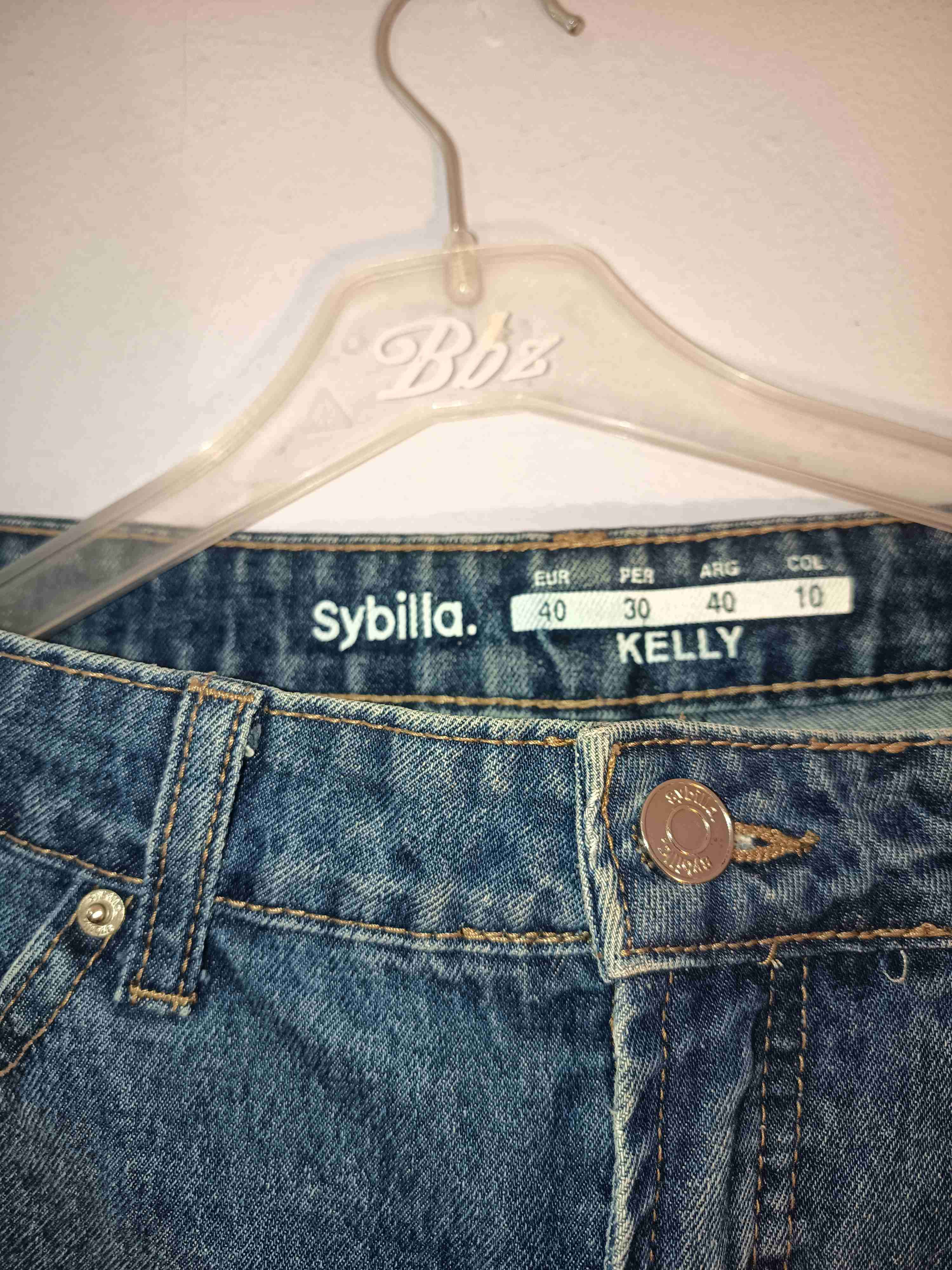 Jeans azules con roturas - miniatura 2