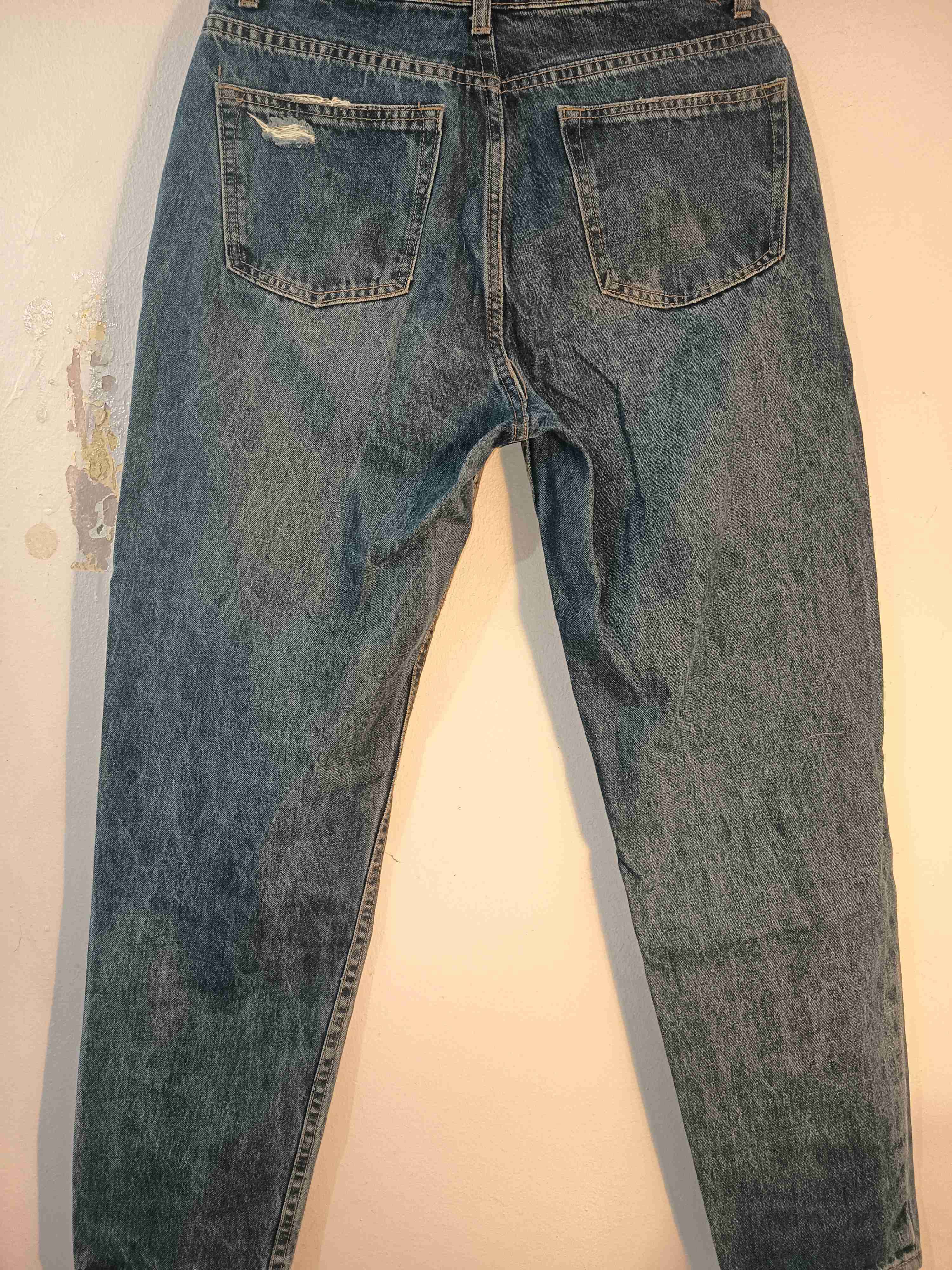 Jeans azules con roturas - miniatura 3