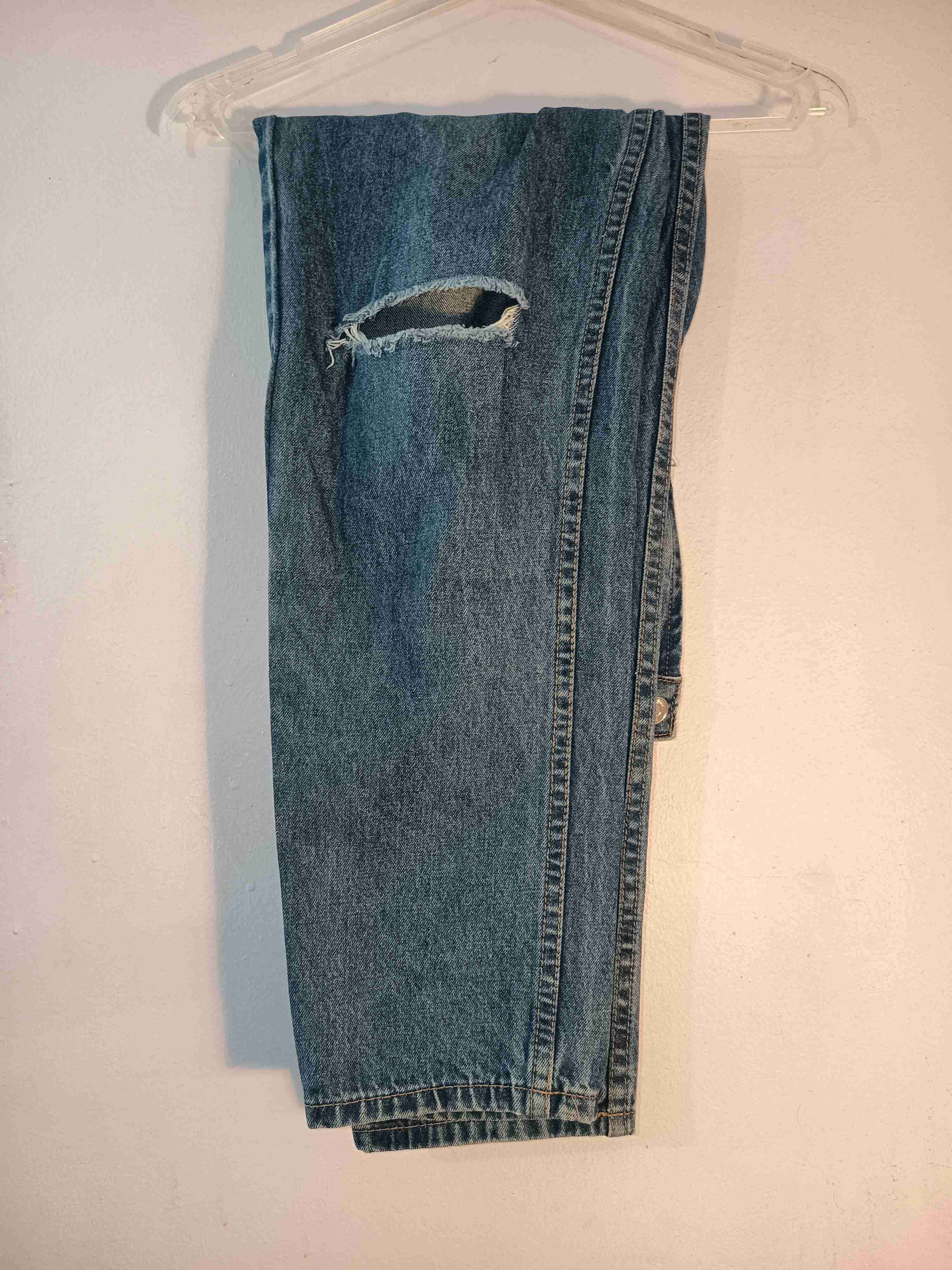Jeans azules con roturas - miniatura 4
