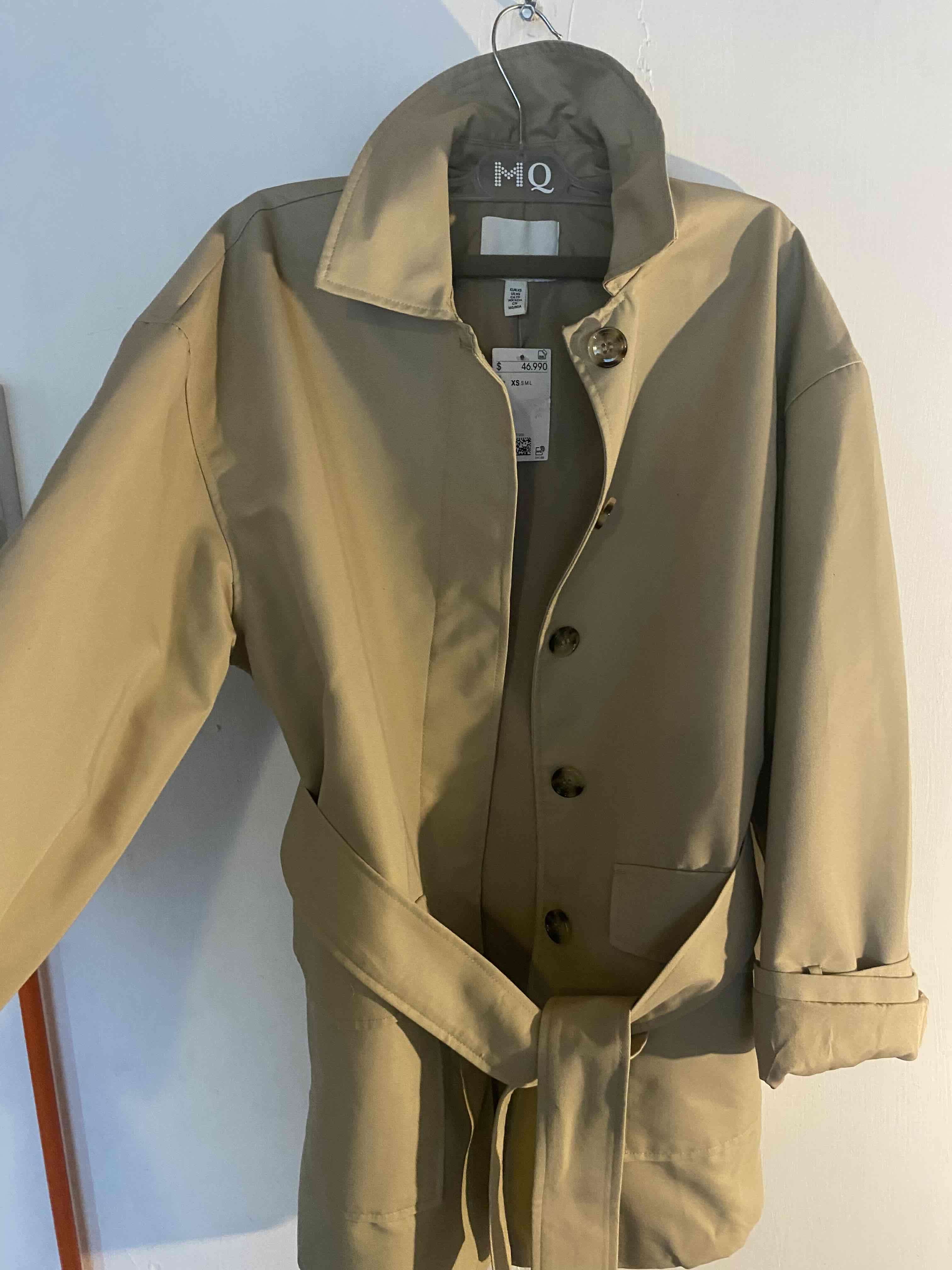 Abrigo beige con botones - miniatura 2