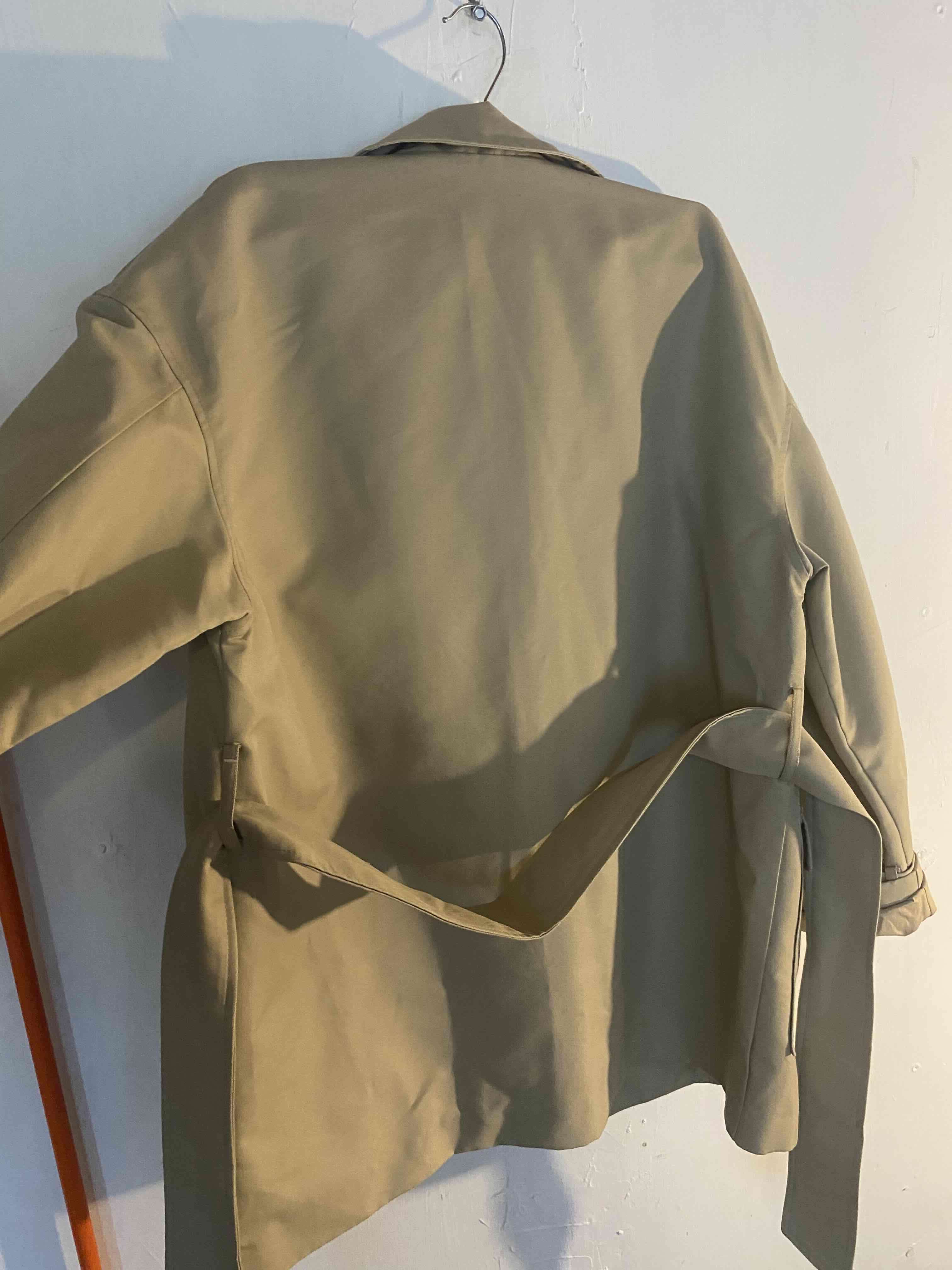 Abrigo beige con botones - miniatura 3