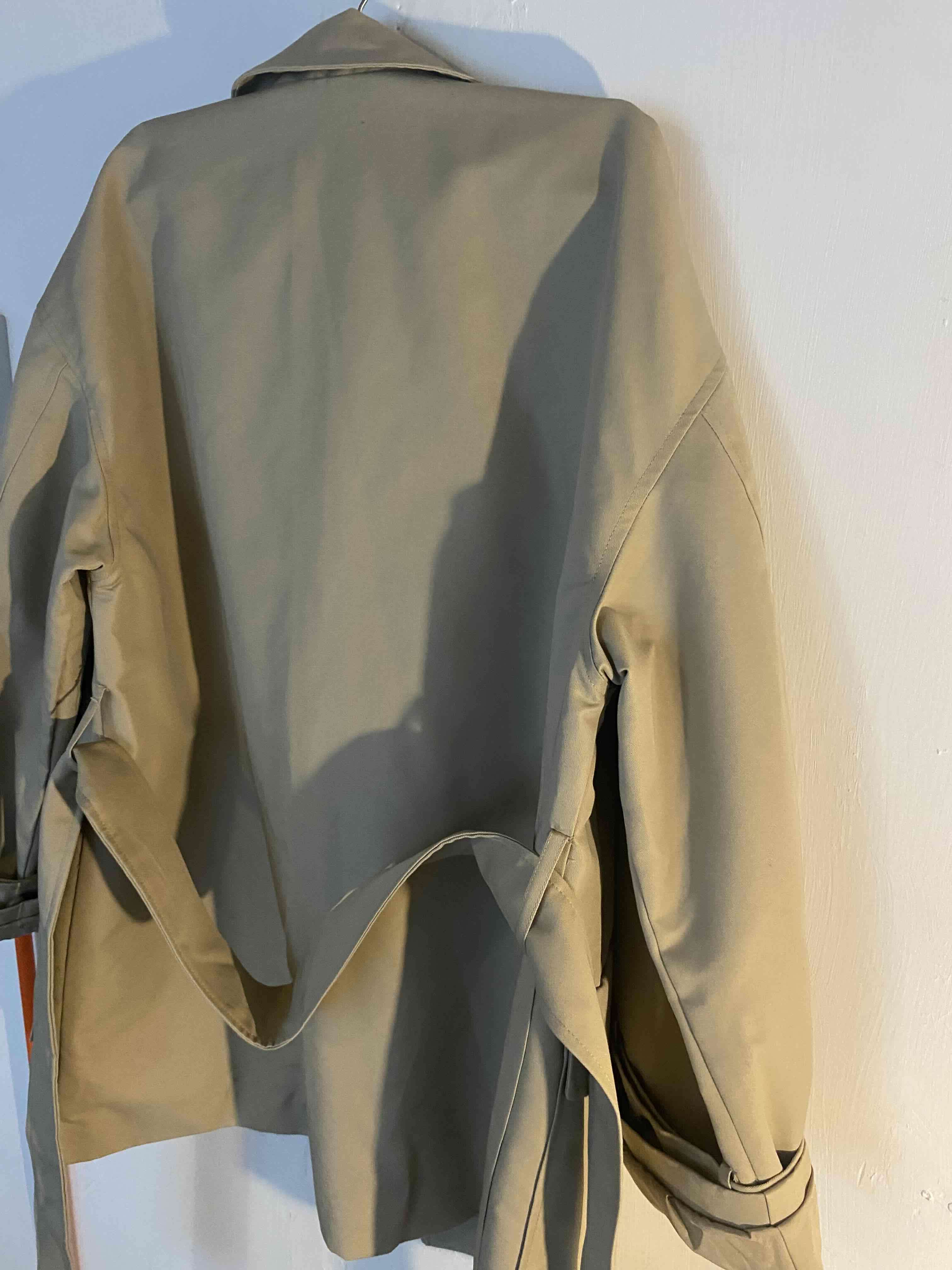 Abrigo beige con botones - miniatura 5