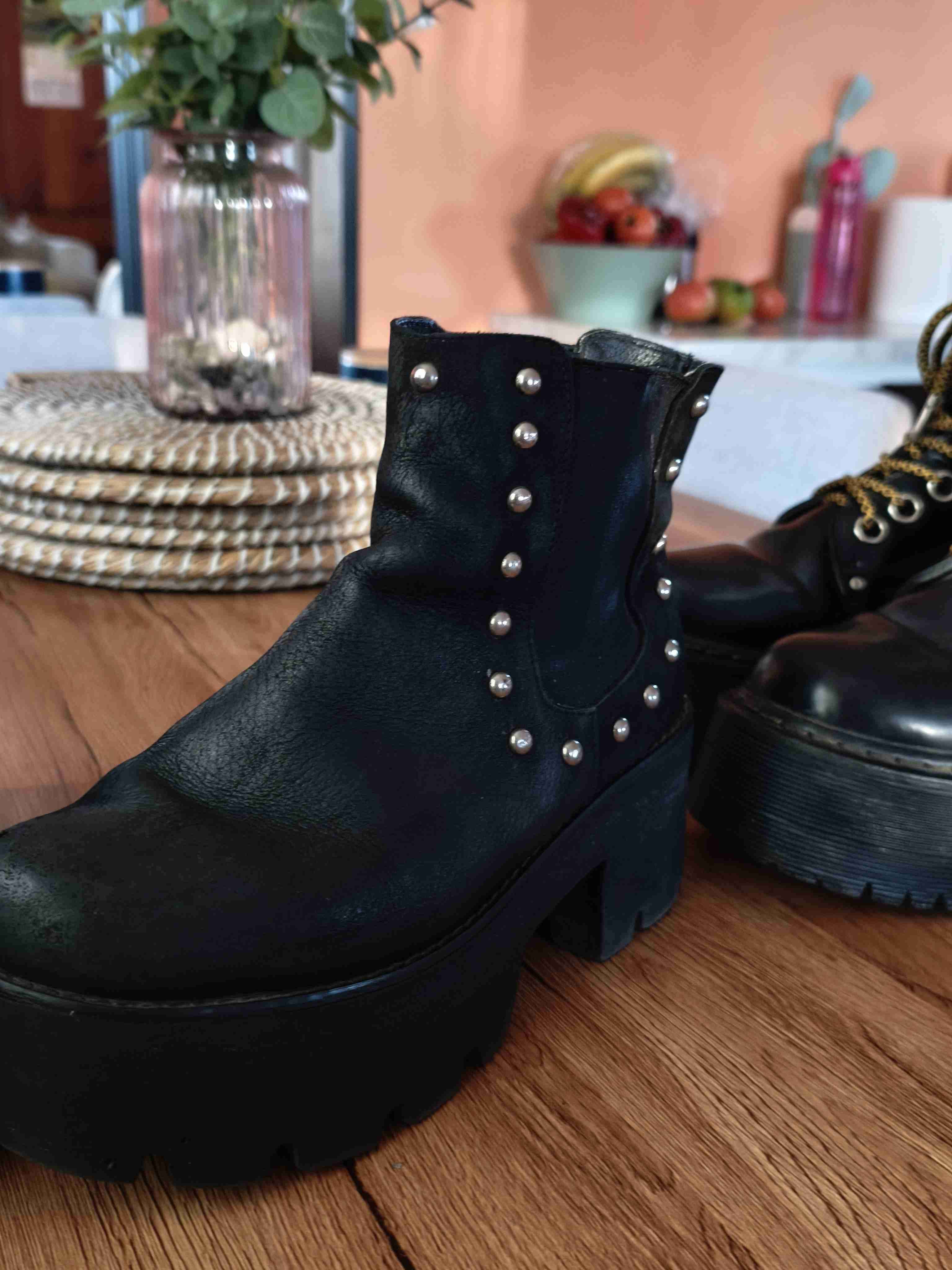 Botines negros con tachas - miniatura 2