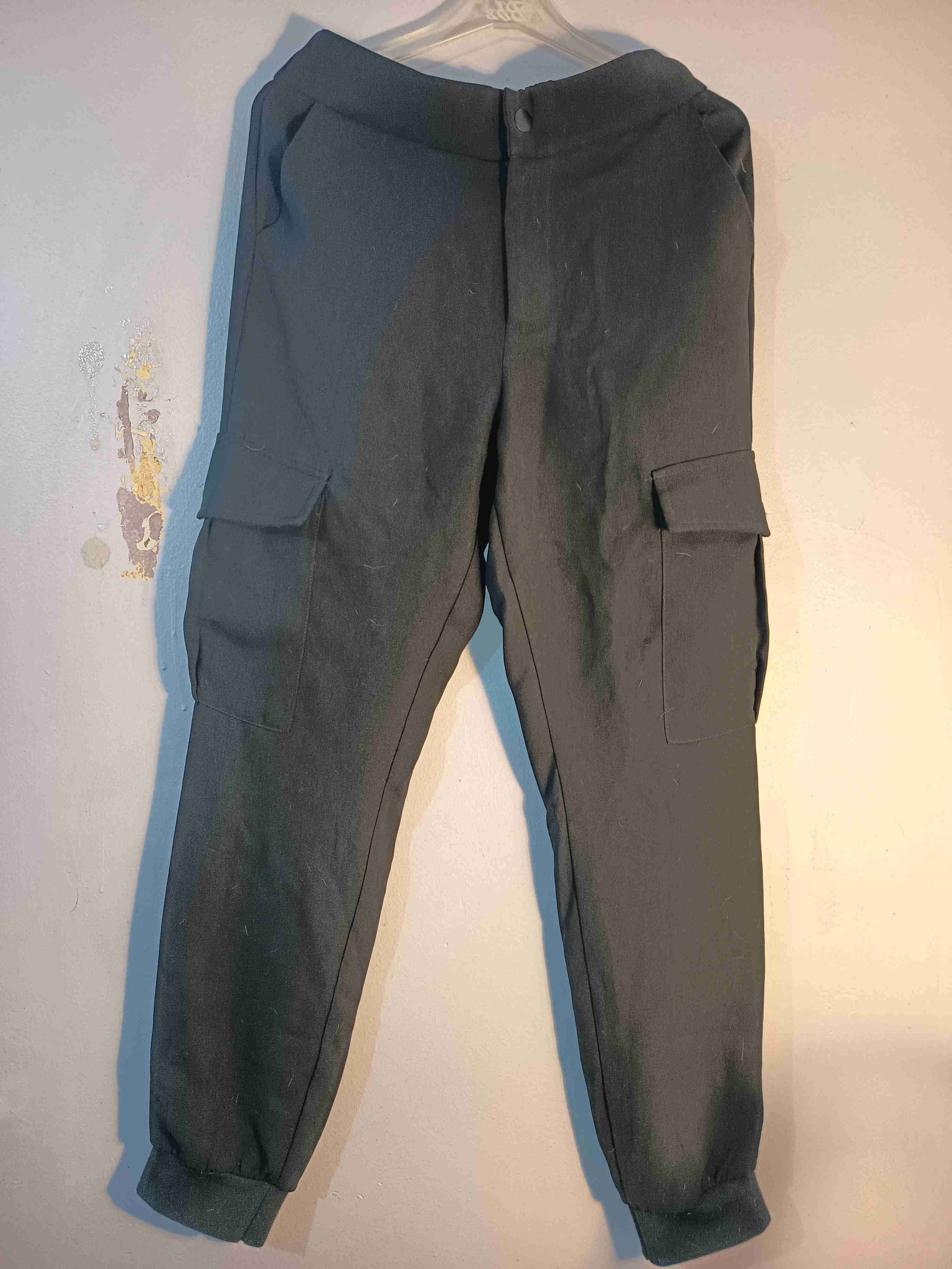 Pantalones de tela cargo negros - miniatura 2