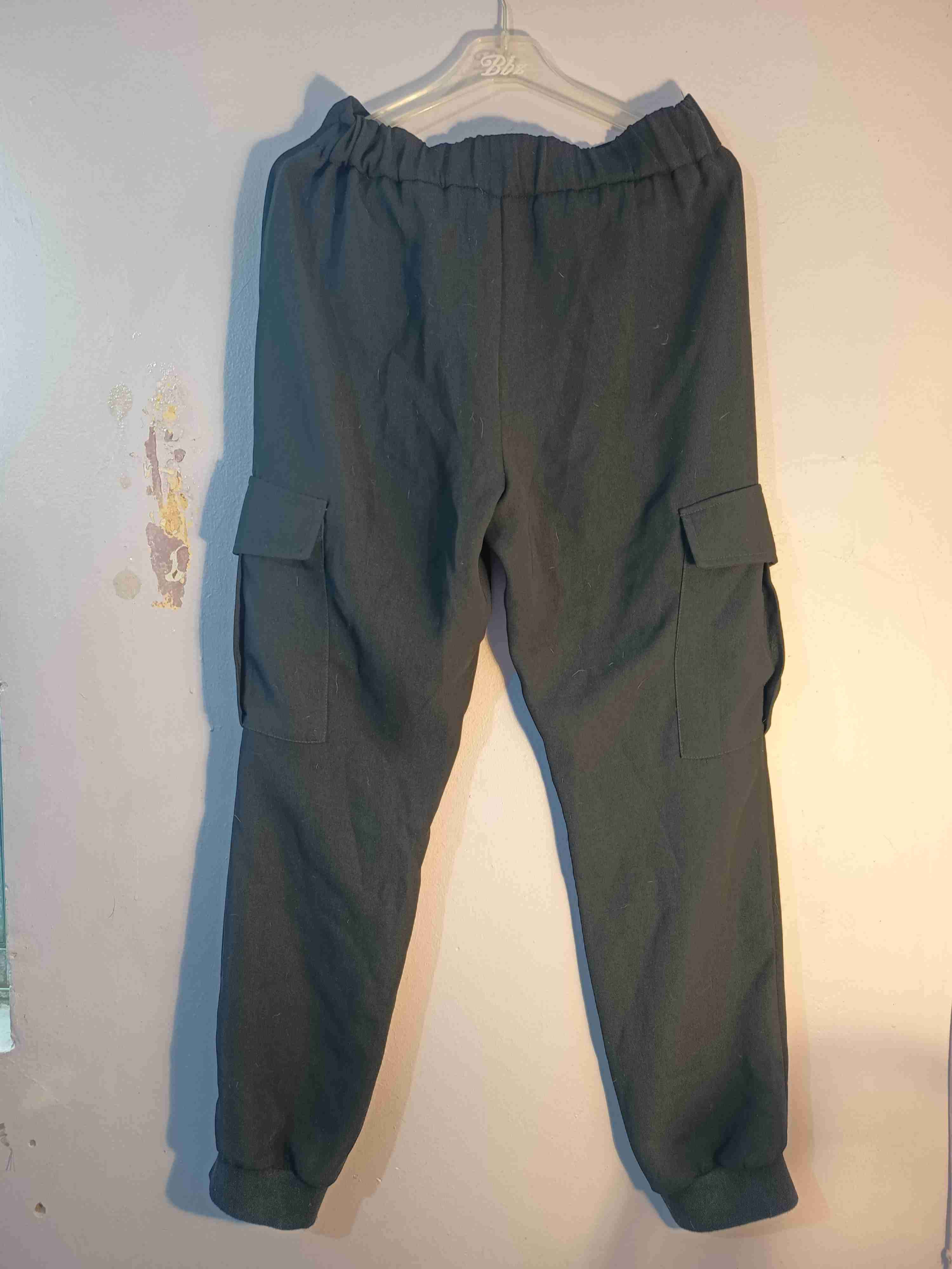 Pantalones de tela cargo negros - miniatura 3