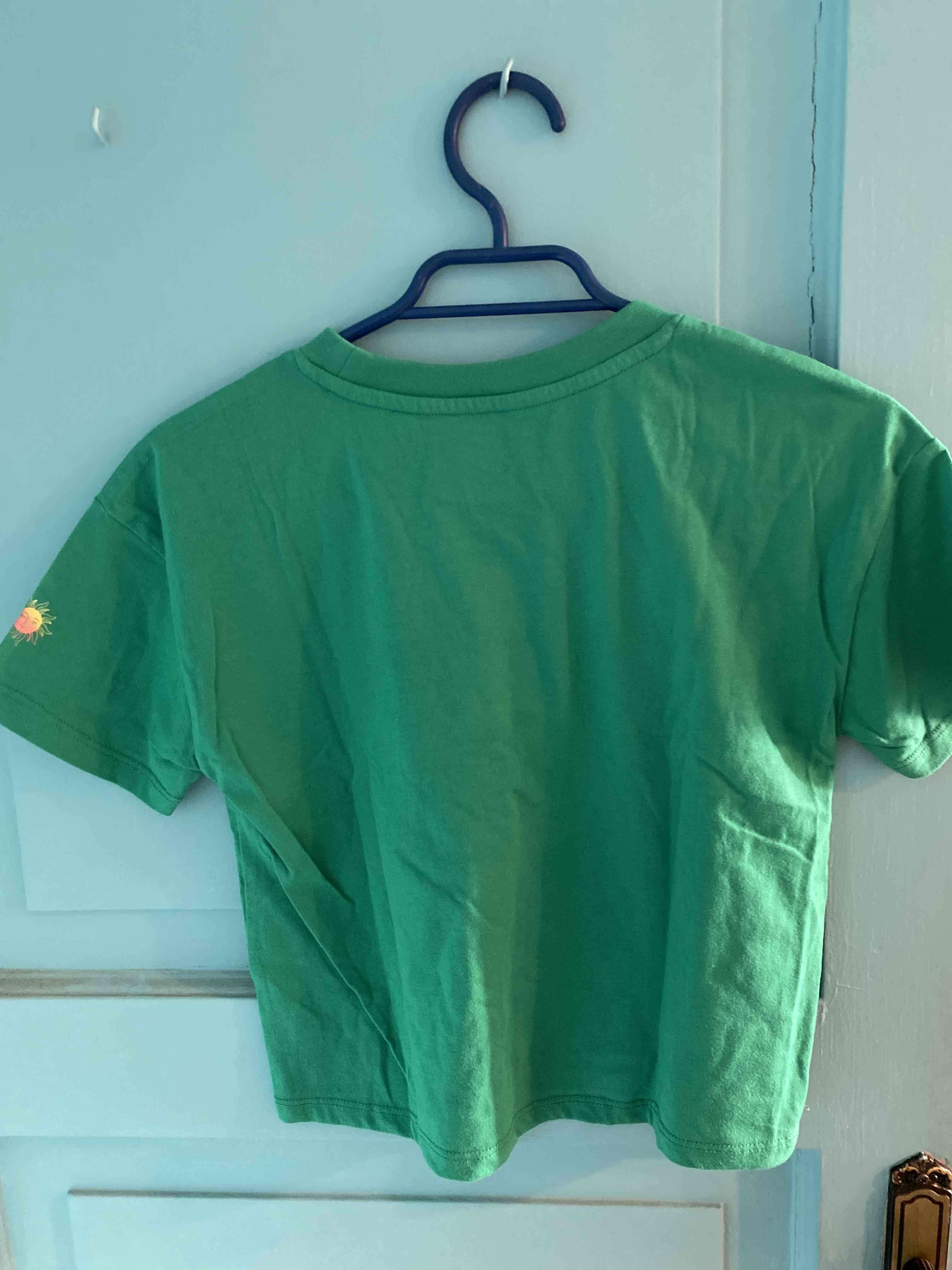 Polera verde con diseño gráfico - miniatura 2