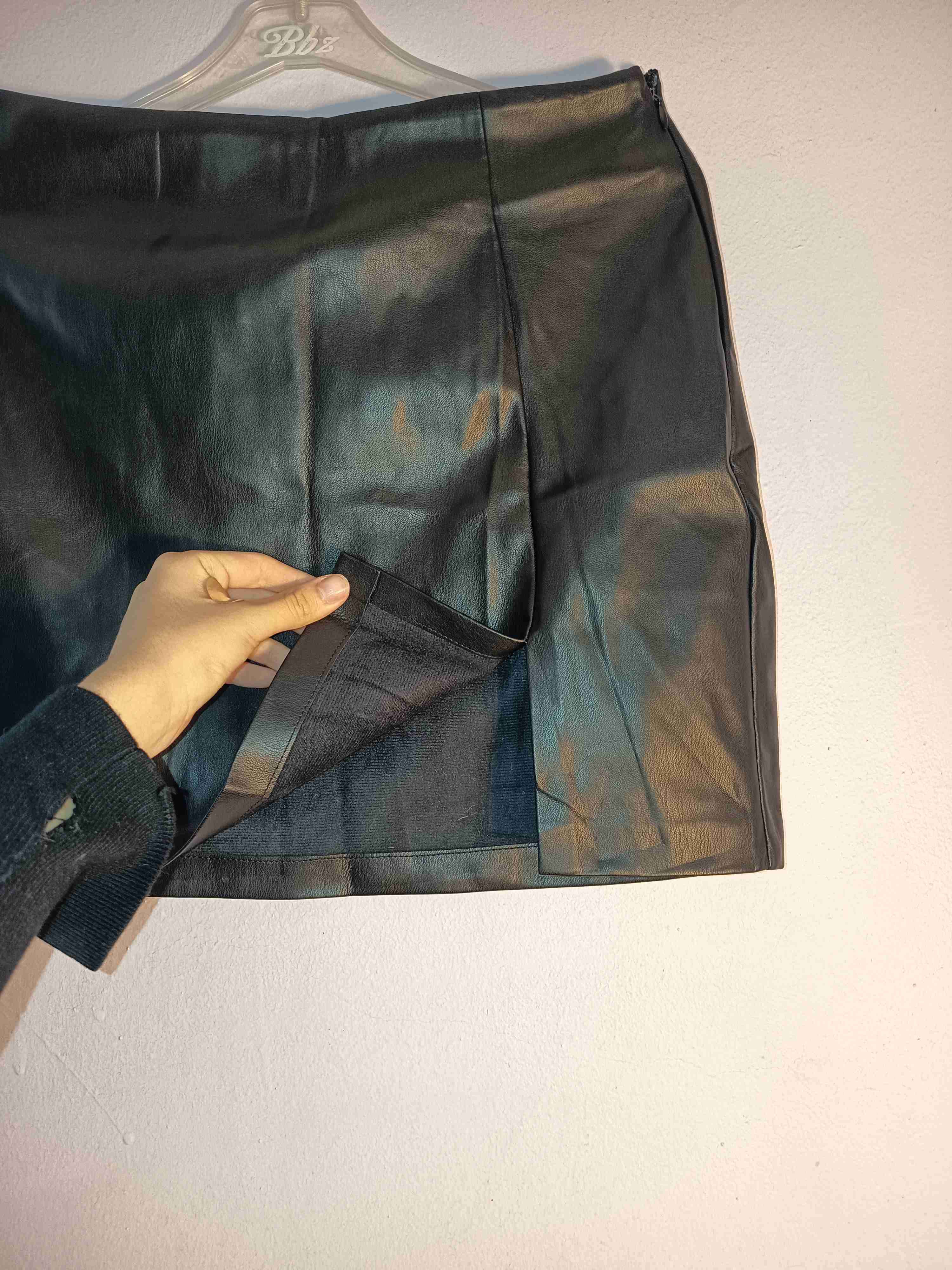 Falda negra de cuerina - miniatura 2