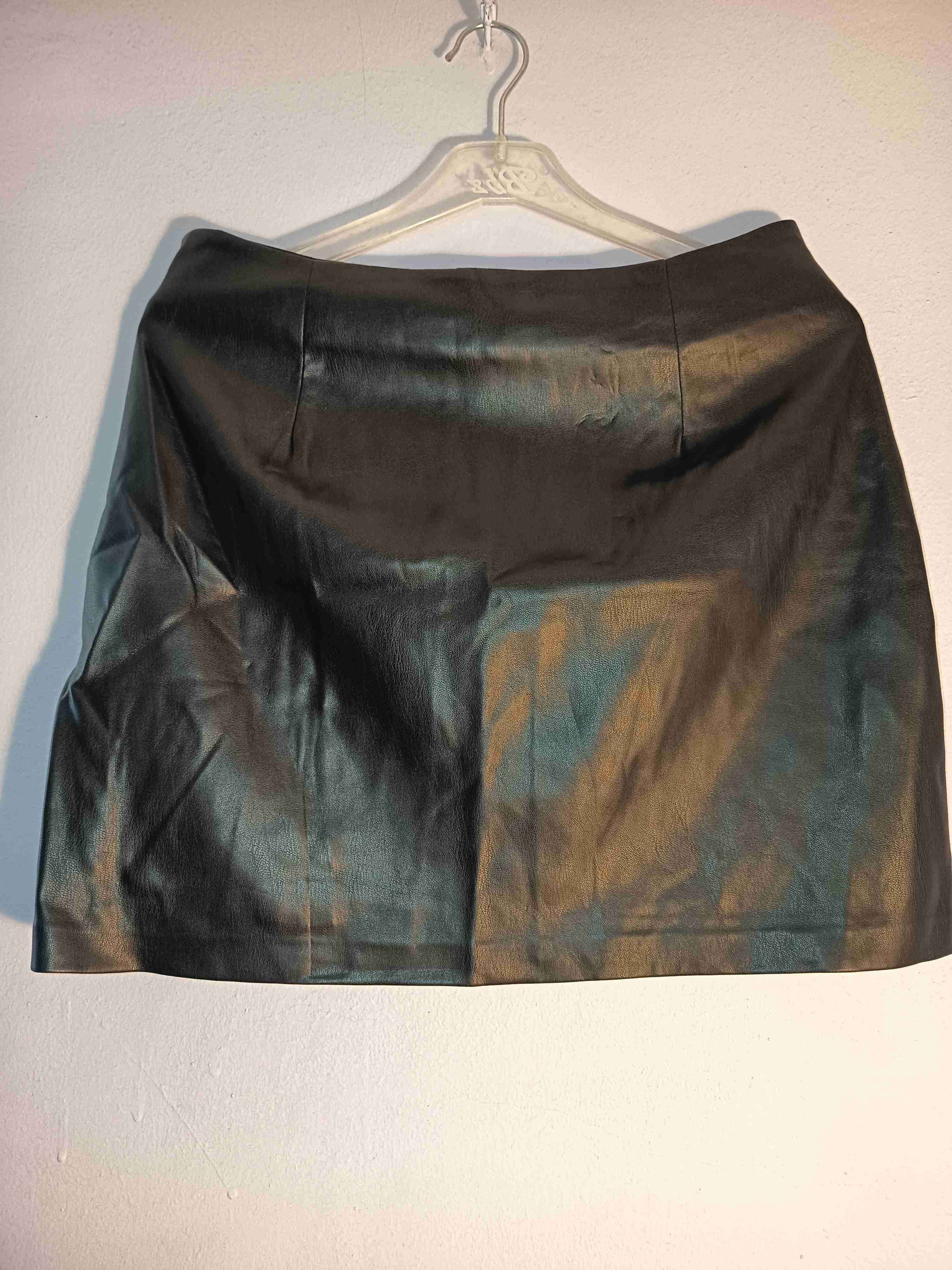 Falda negra de cuerina - miniatura 3