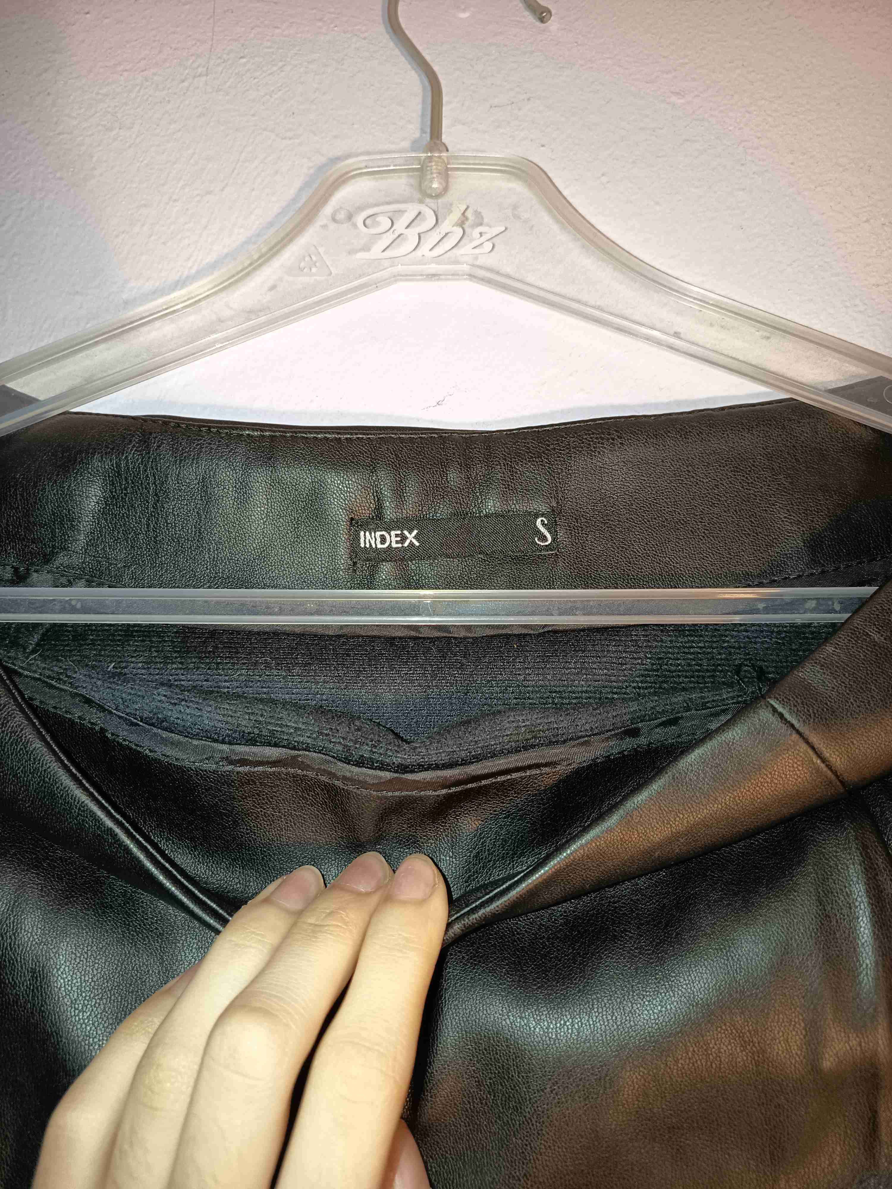 Falda negra de cuerina - miniatura 4