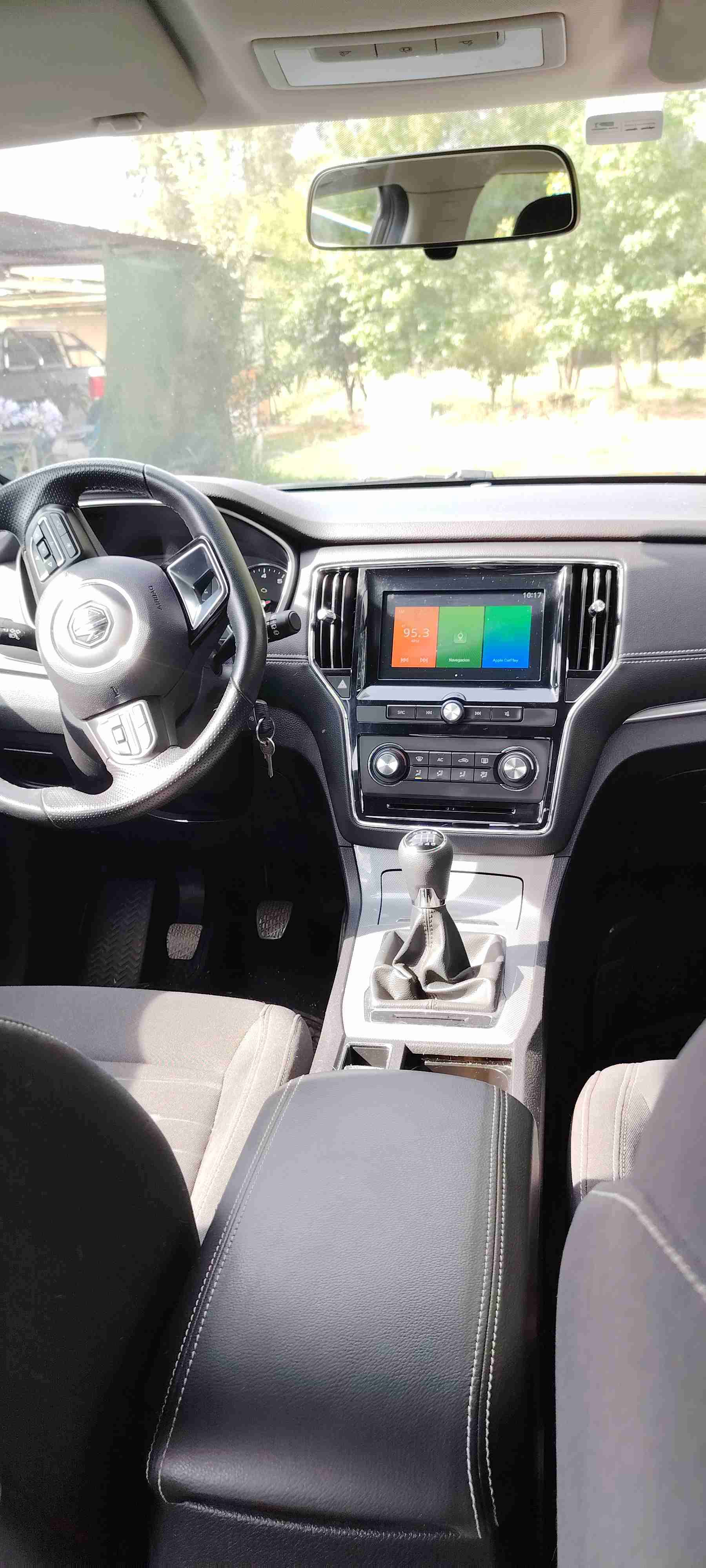 SUV negra mg rx5 30.000 mil km - miniatura 6