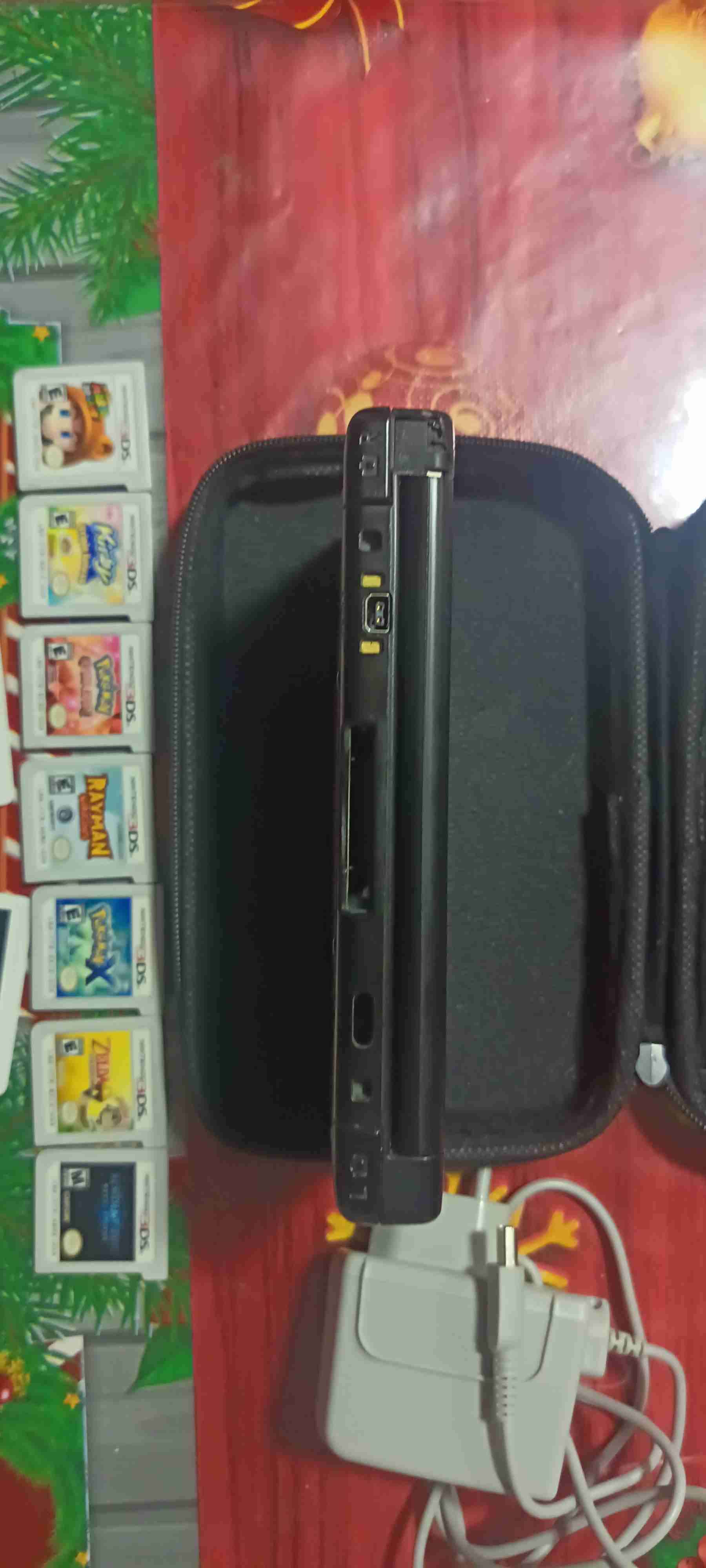 Nintendo 3DS con juegos y cargador - miniatura 3